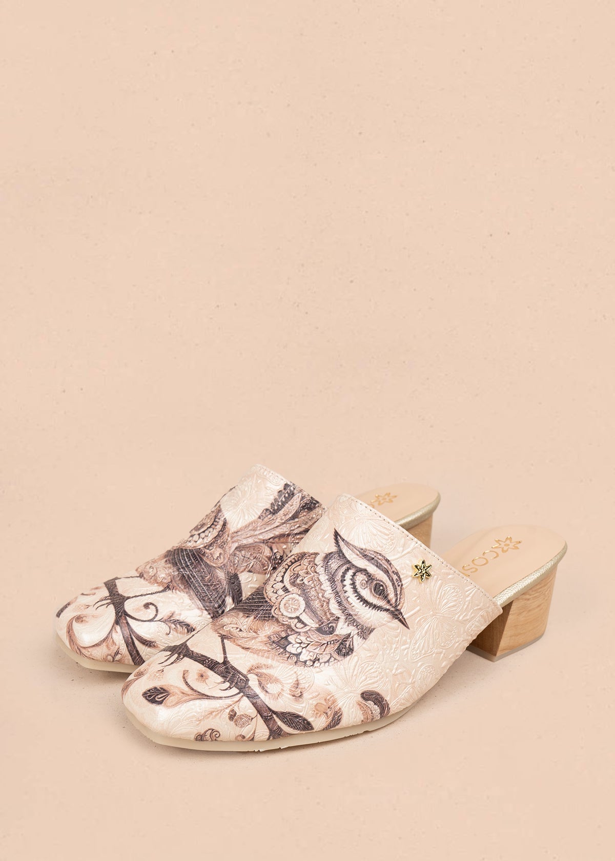 Zueco en cuero color beige con diseño de ave sobre fondo floral 105931
