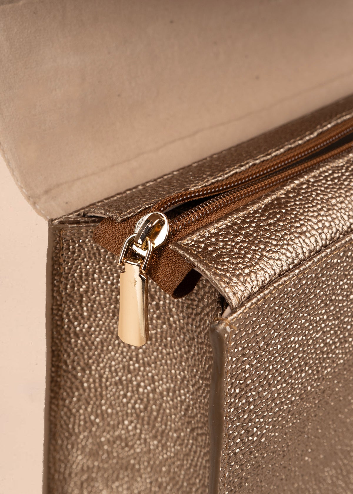 Bolso en cuero color beige con estampado de ave floral 105932