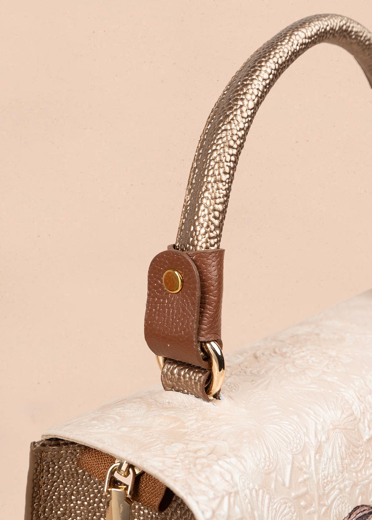 Bolso en cuero color beige con estampado de ave floral 105932