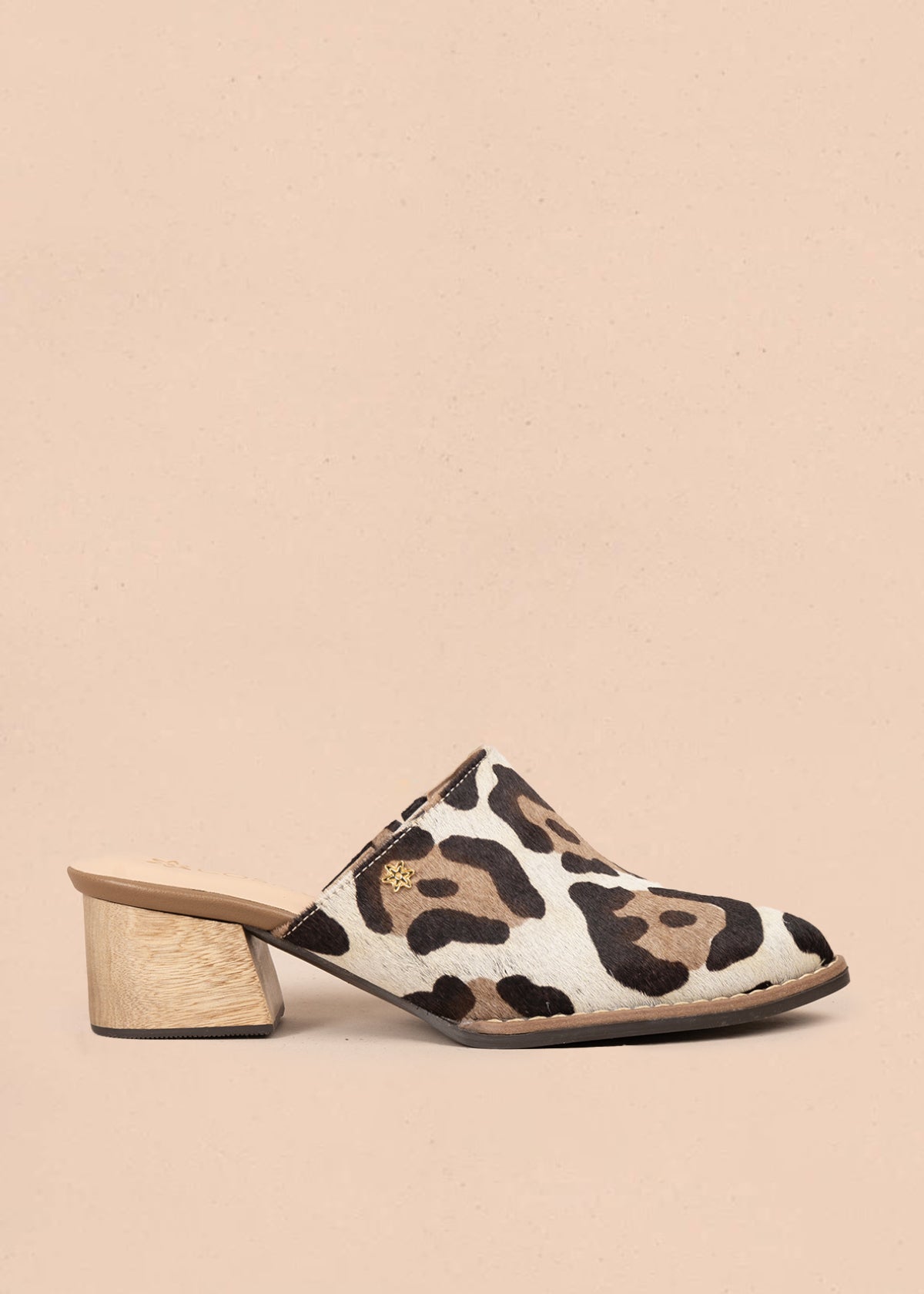 Zueco en cuero color café con estampado animal print 105933