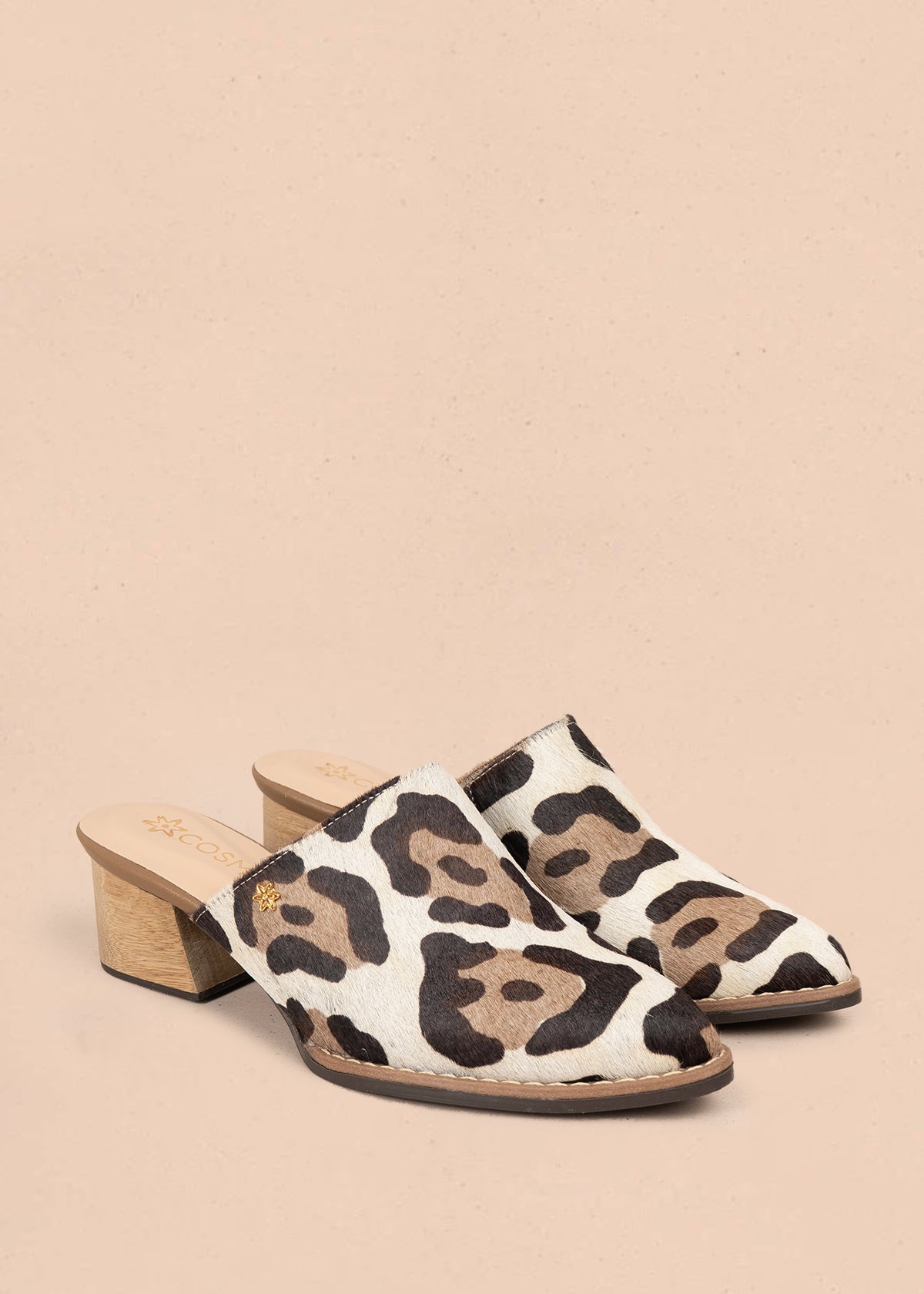 Zueco en cuero color café con estampado animal print 105933