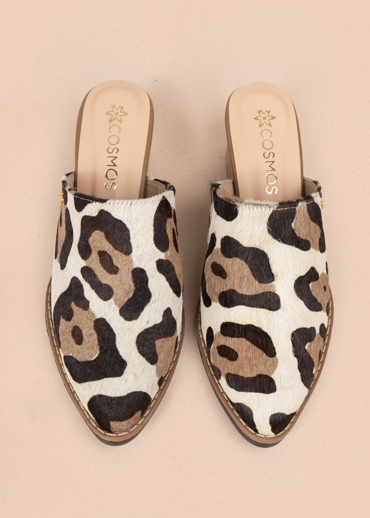 Zueco en cuero color café con estampado animal print 105933