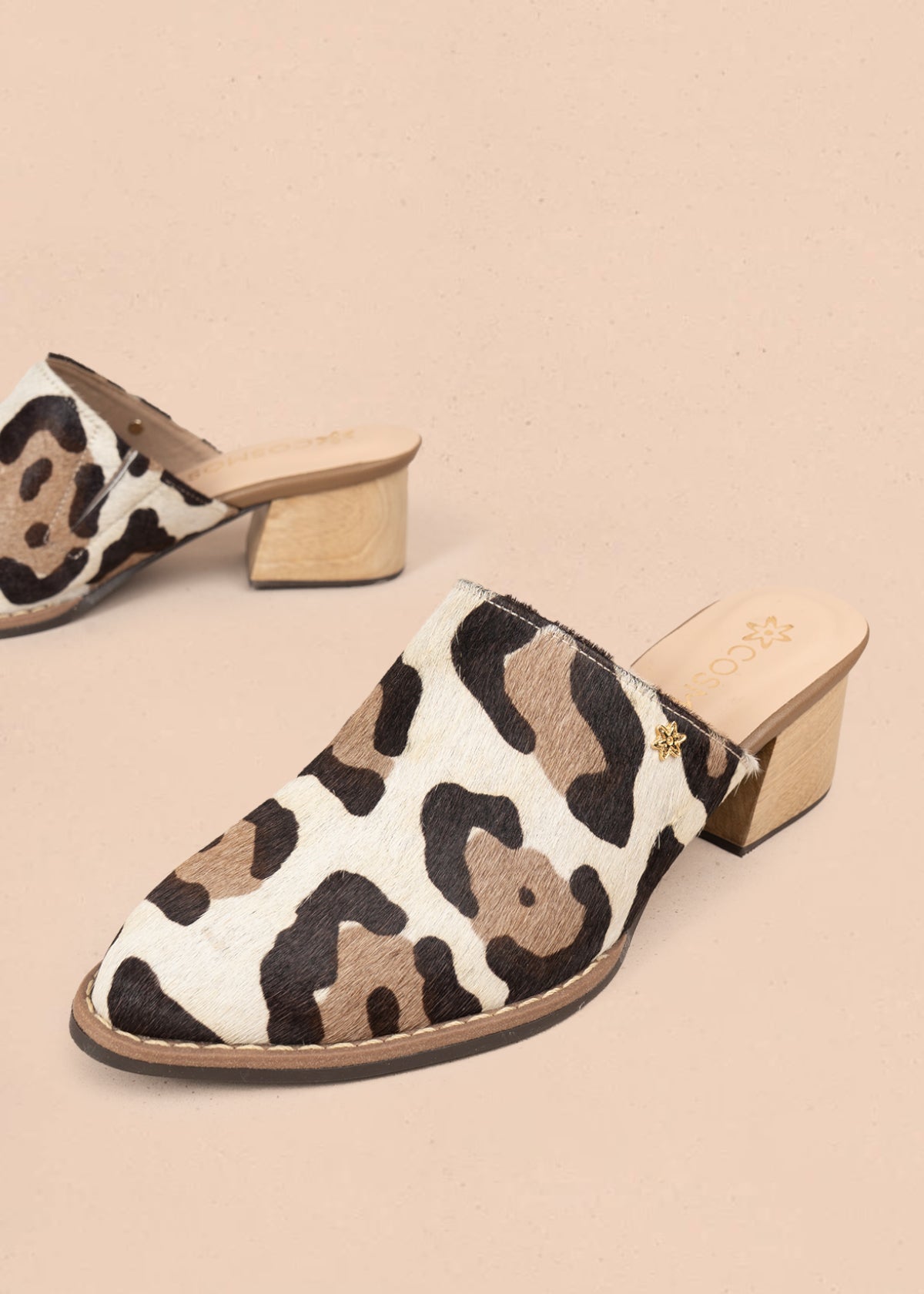 Zueco en cuero color café con estampado animal print 105933