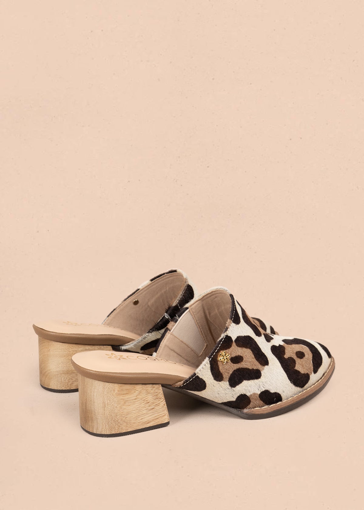 Zueco en cuero color café con estampado animal print 105933
