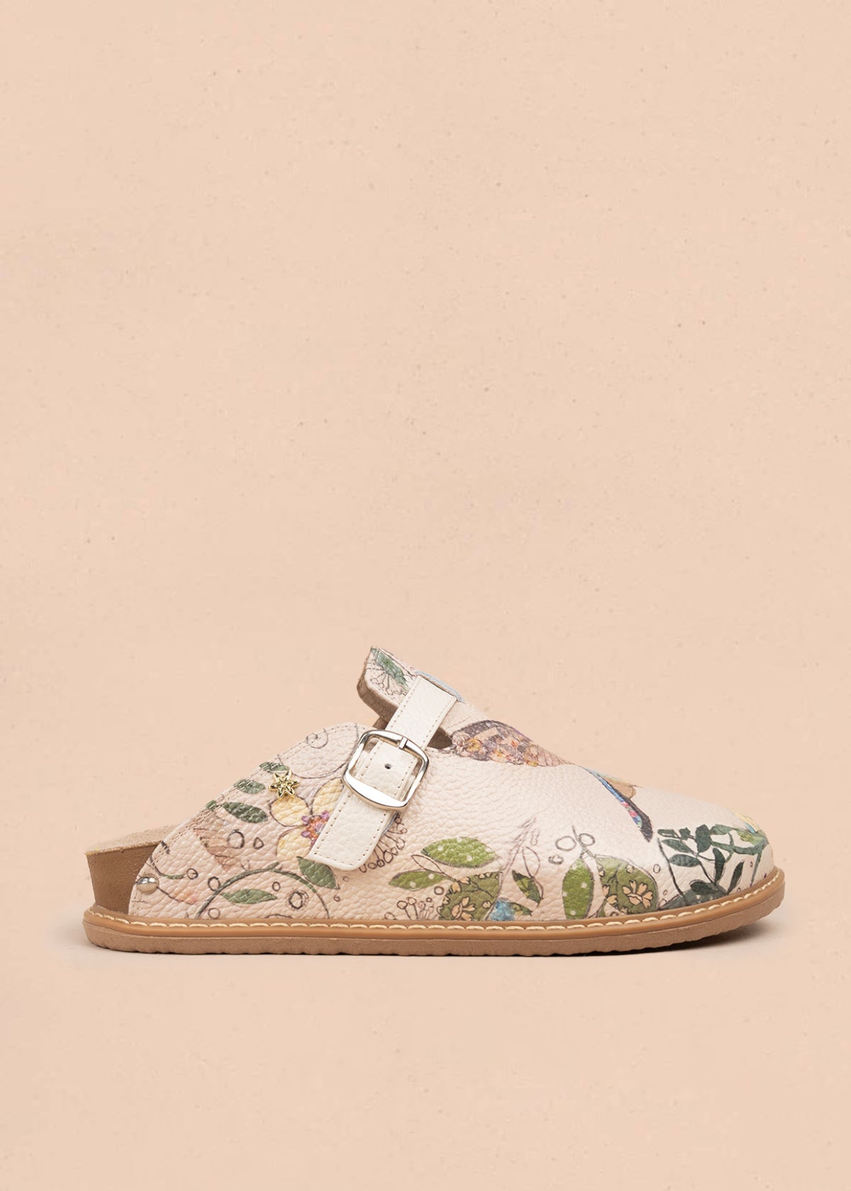 Zueco en cuero color talco con estampado de colibrí 105935