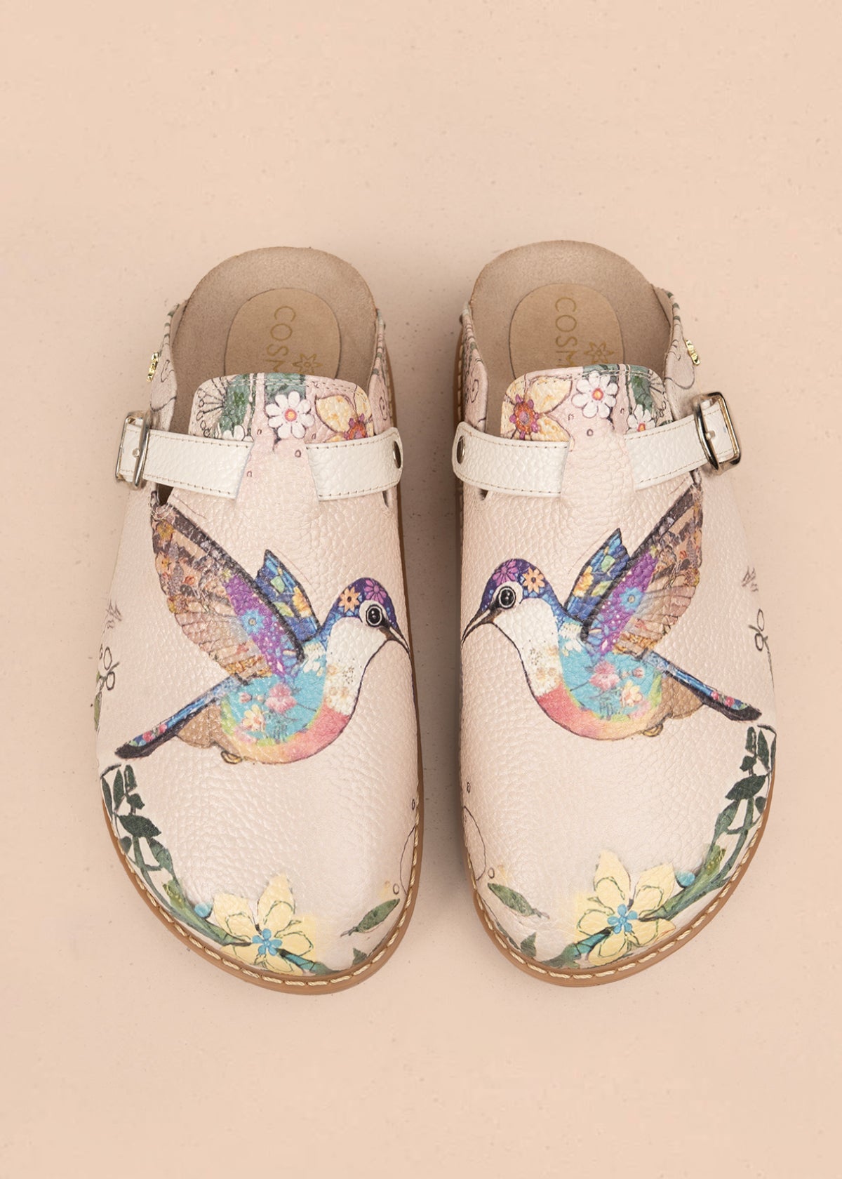 Zueco en cuero color talco con estampado de colibrí 105935