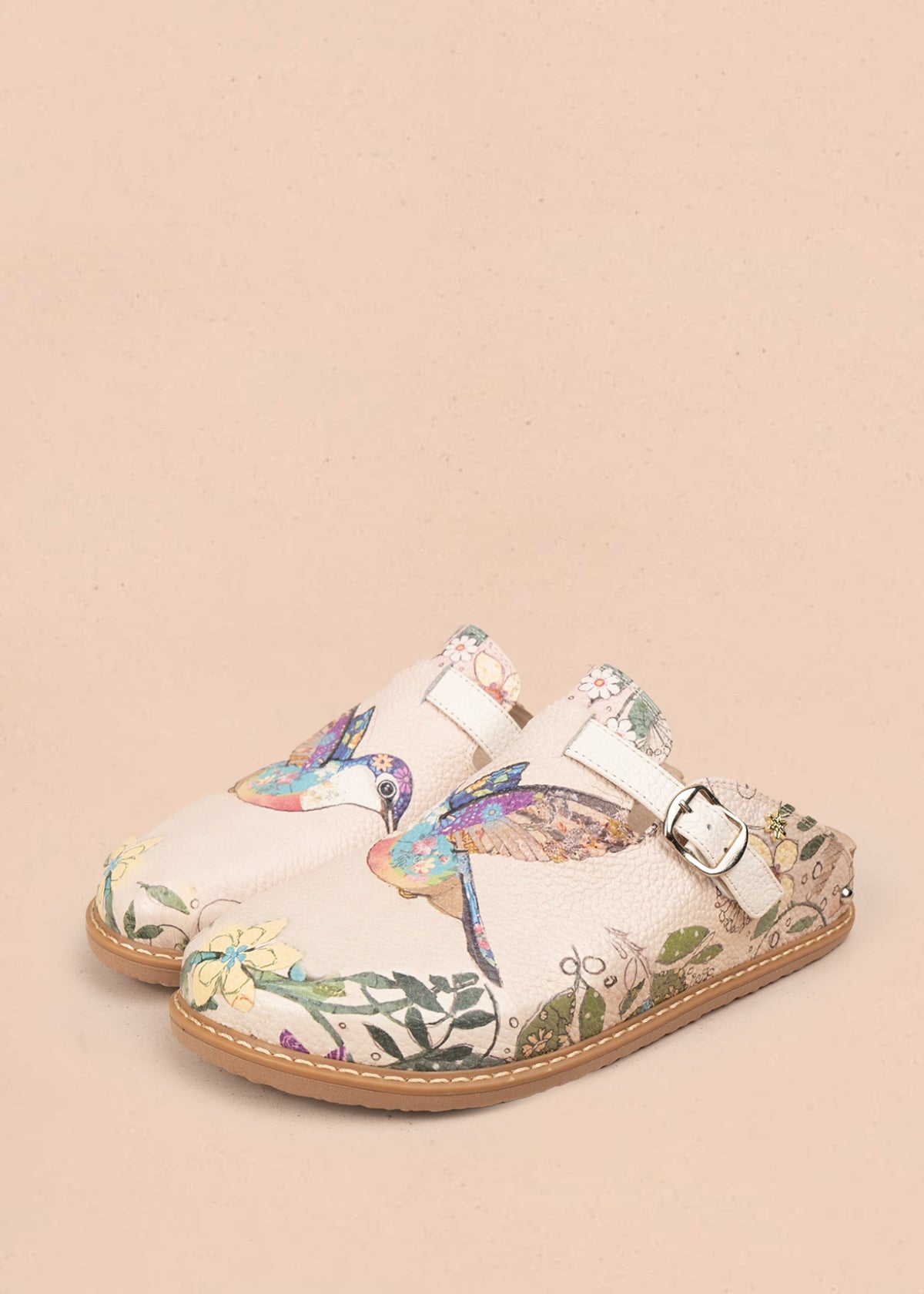Zueco en cuero color talco con estampado de colibrí 105935