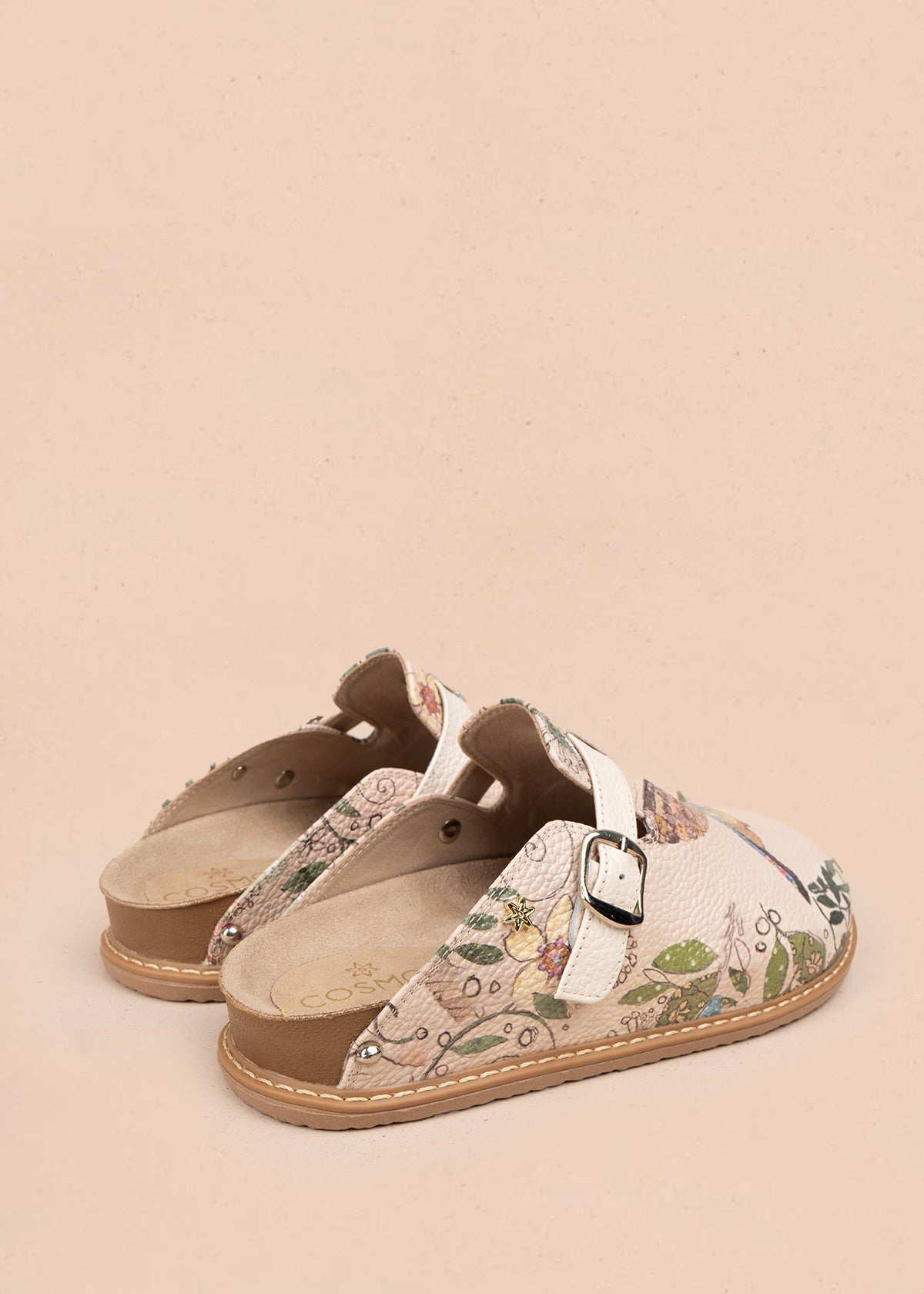 Zueco en cuero color talco con estampado de colibrí 105935