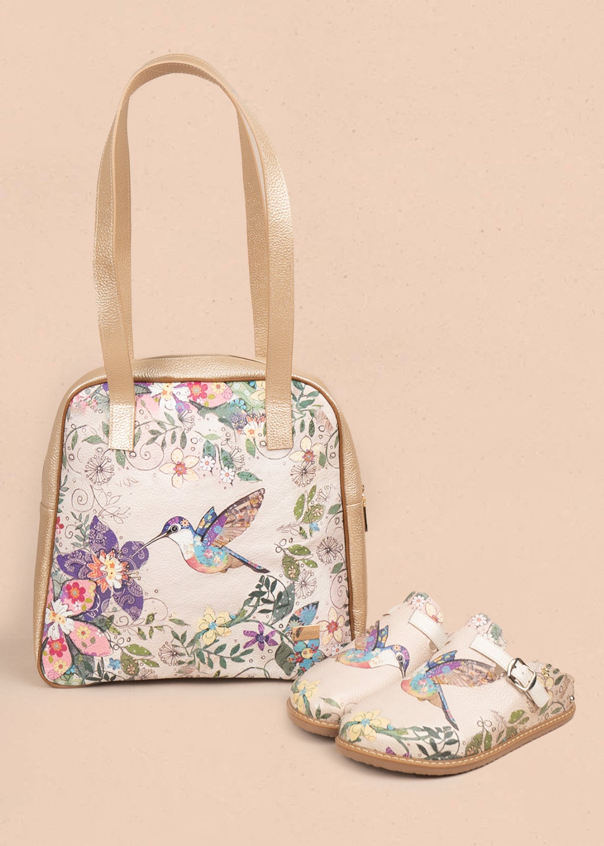 Zueco en cuero color talco con estampado de colibrí 105935