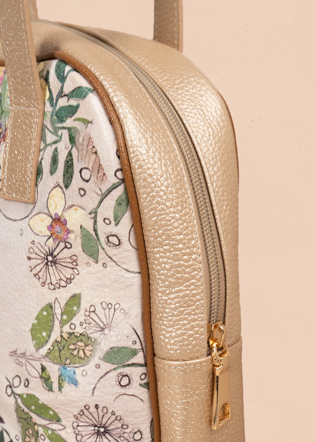 Bolso en cuero color talco con diseño de colibrí y flores tropicales 105936