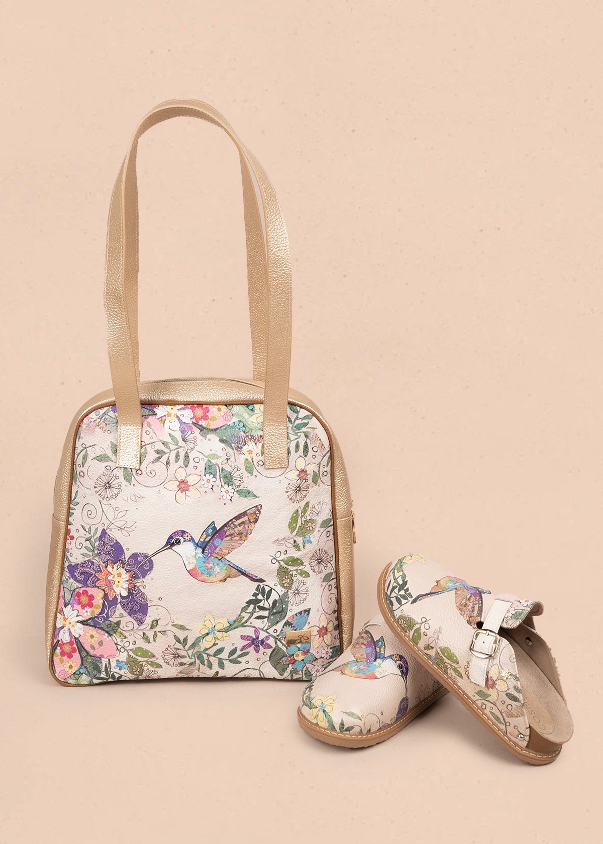Bolso en cuero color talco con diseño de colibrí y flores tropicales 105936