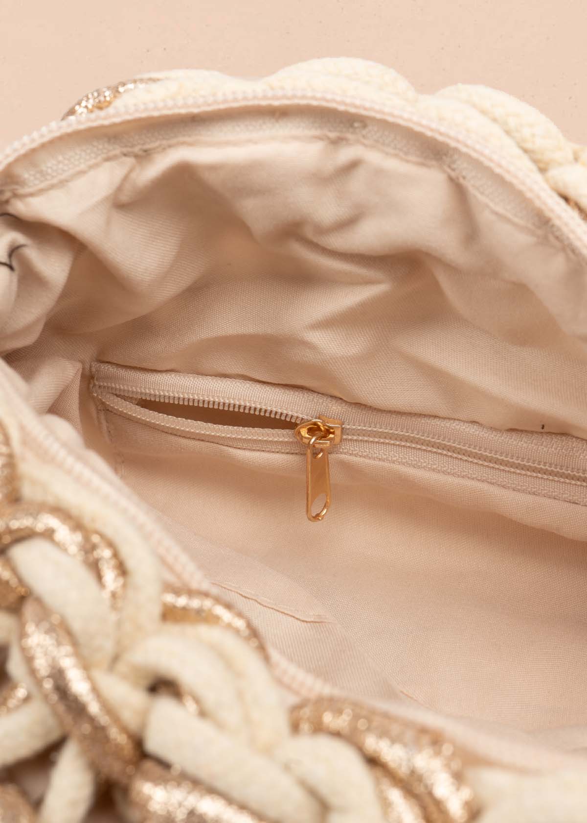 Bolso en tejido color beige con detalles dorados 105937