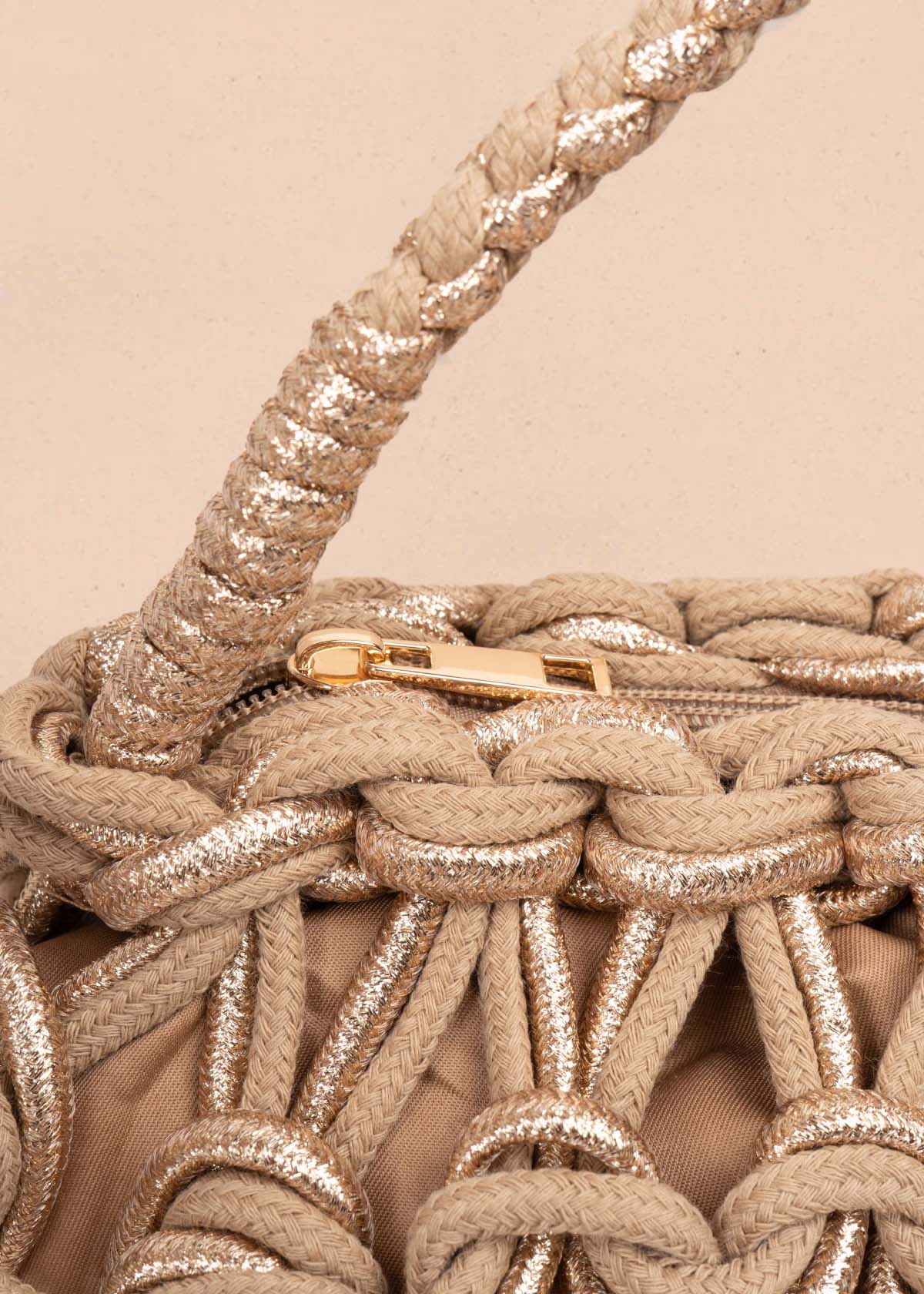 Bolso en tejido color camel con detalles dorados 105937