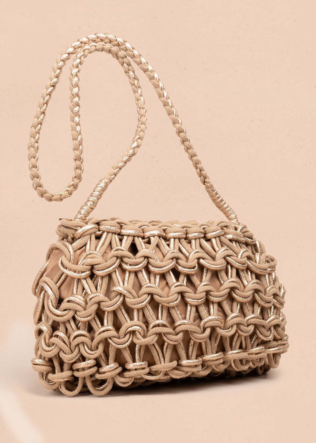 Bolso en tejido color camel con detalles dorados 105937