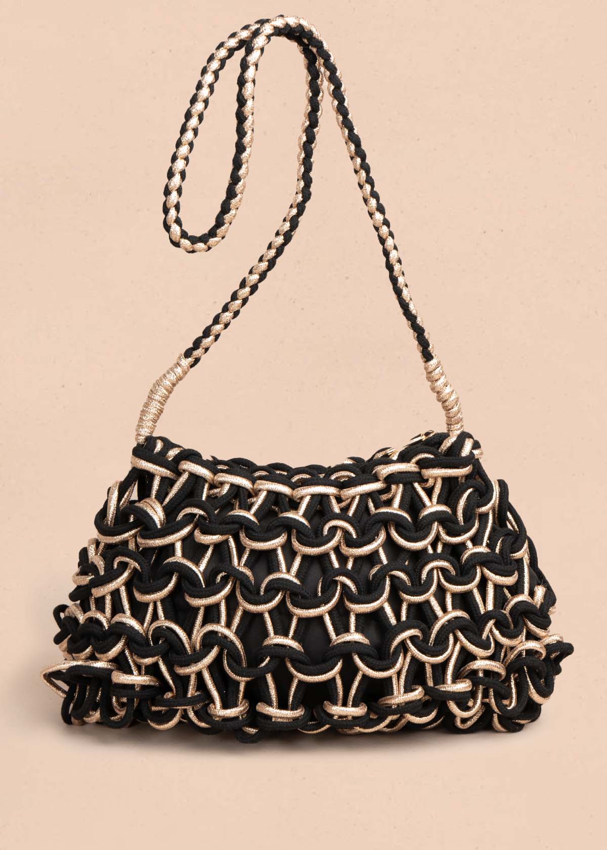 Bolso en tejido color negro con detalles dorados 105937