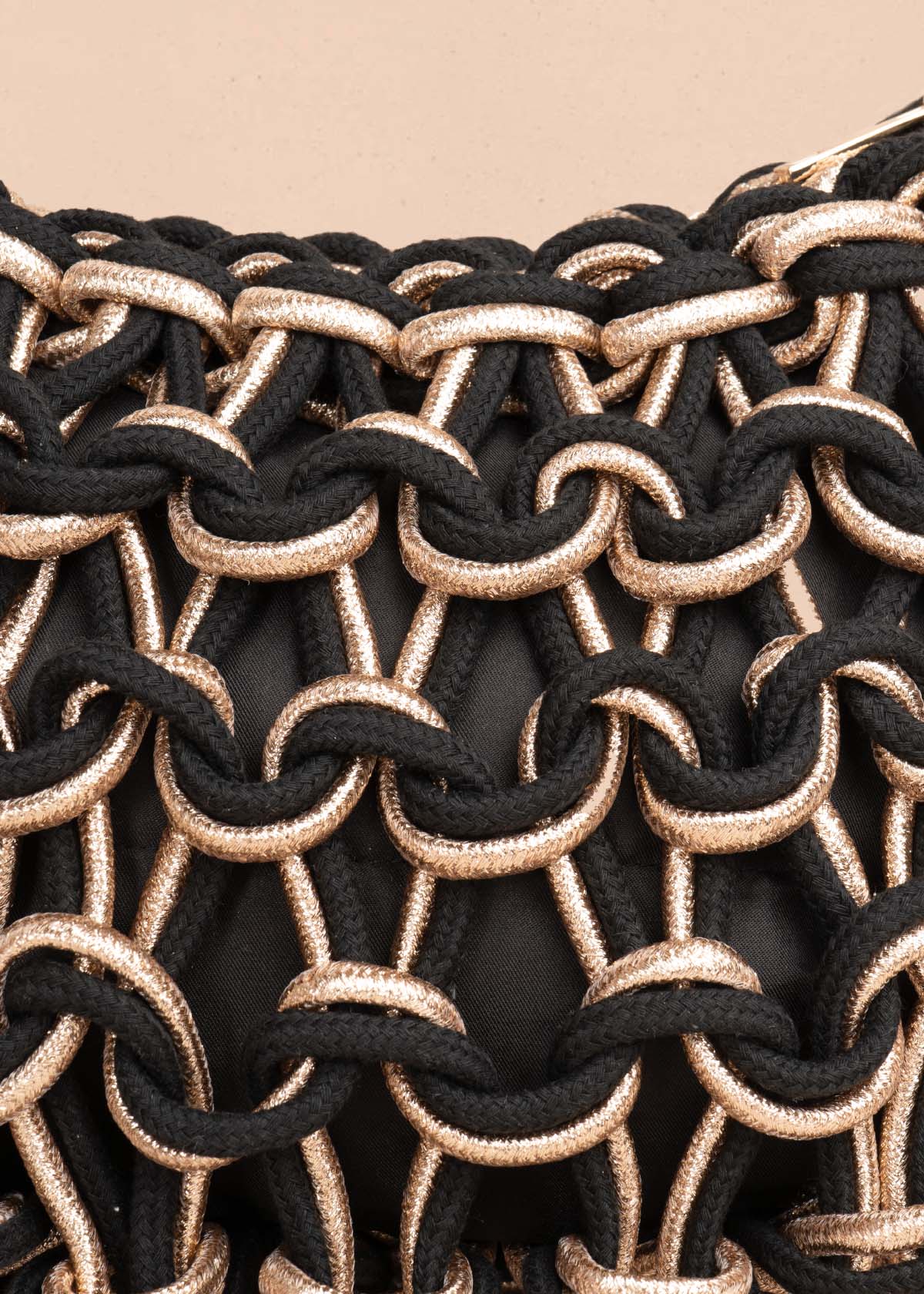 Bolso en tejido color negro con detalles dorados 105937