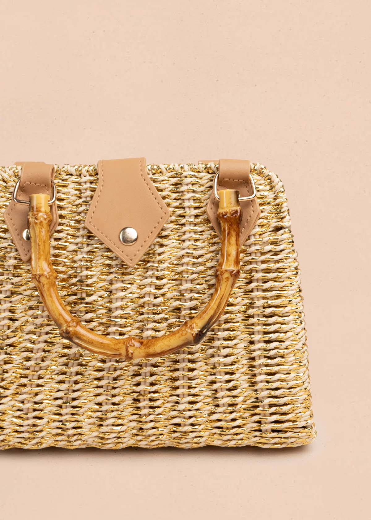 Bolso de mano tipo canasta con asa de bambú color beige 105940