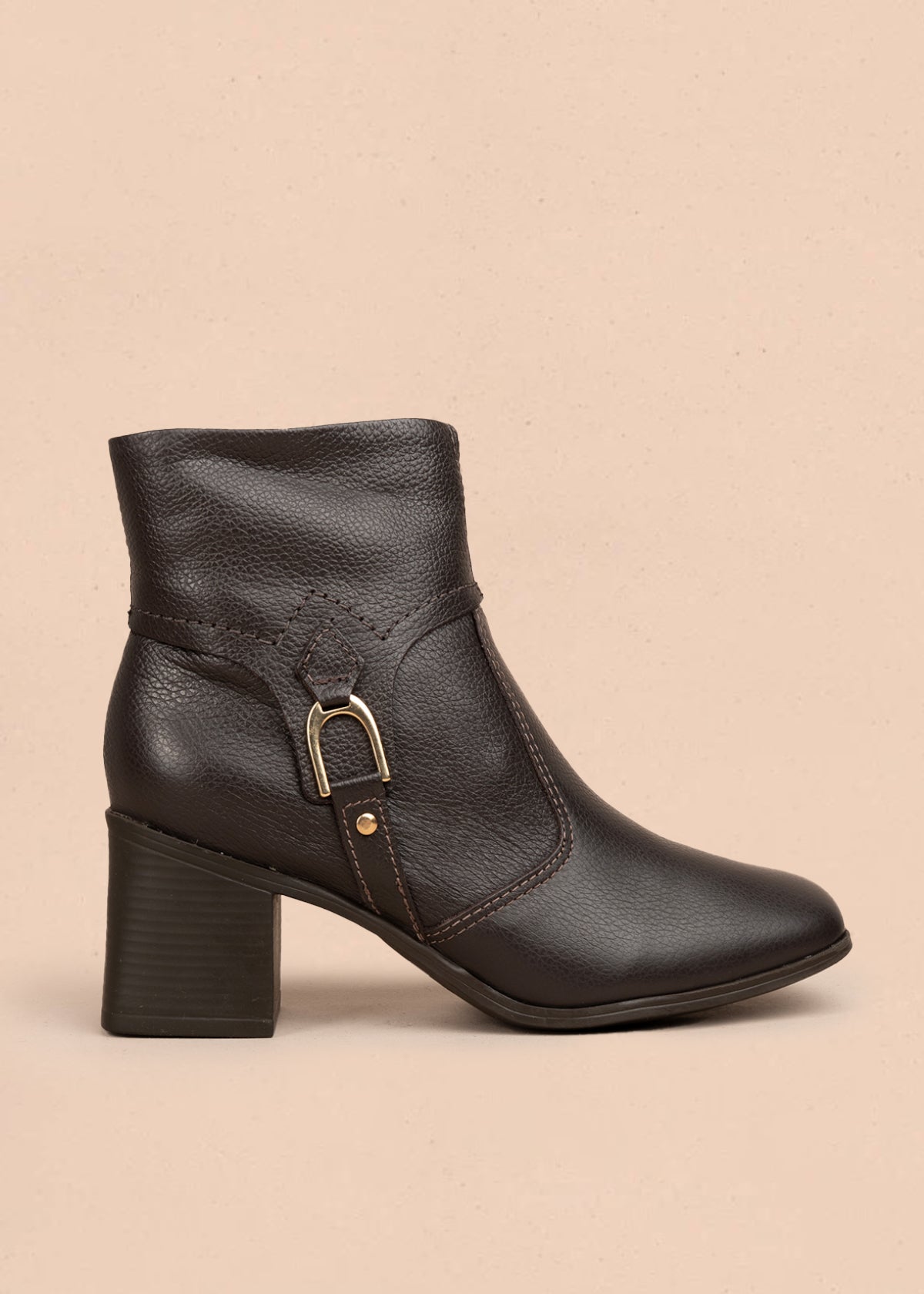 Bota en cuero color café con hebilla decorativa y acabado elegante 105943