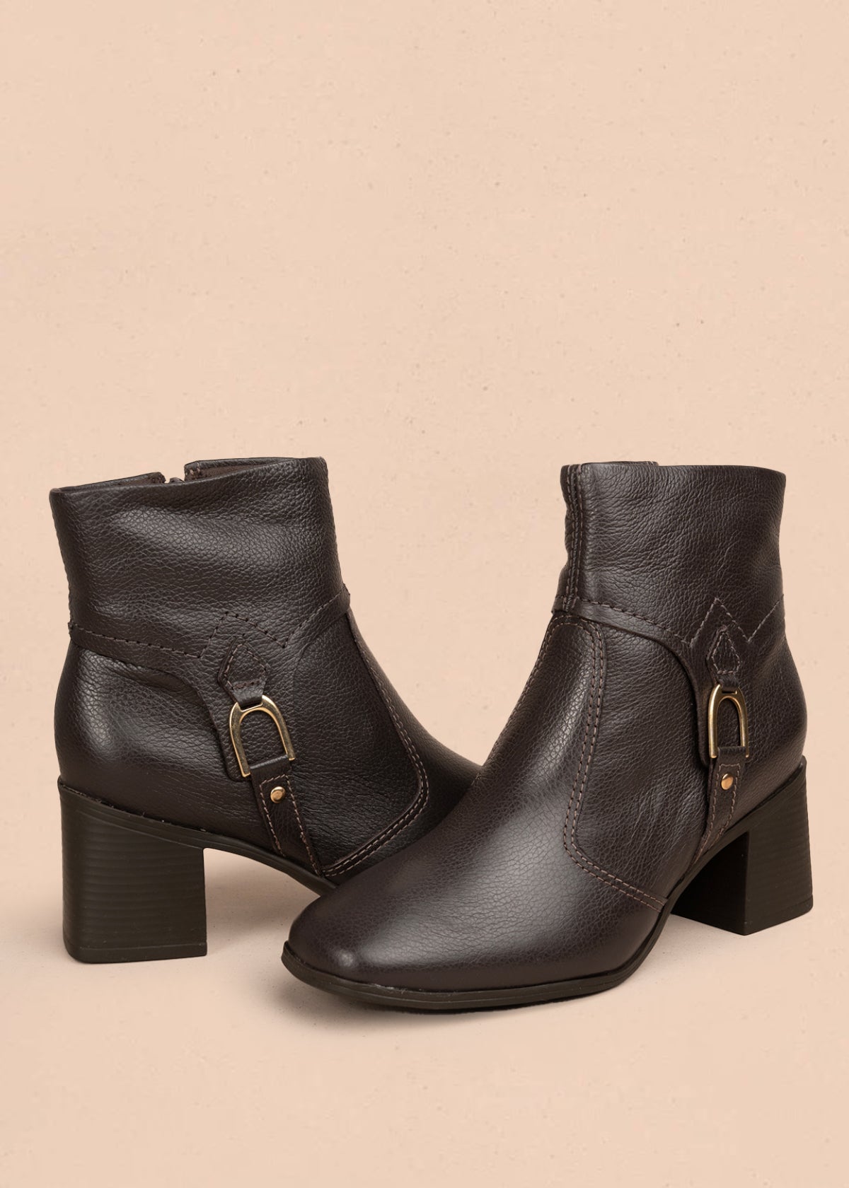 Bota en cuero color café con hebilla decorativa y acabado elegante 105943