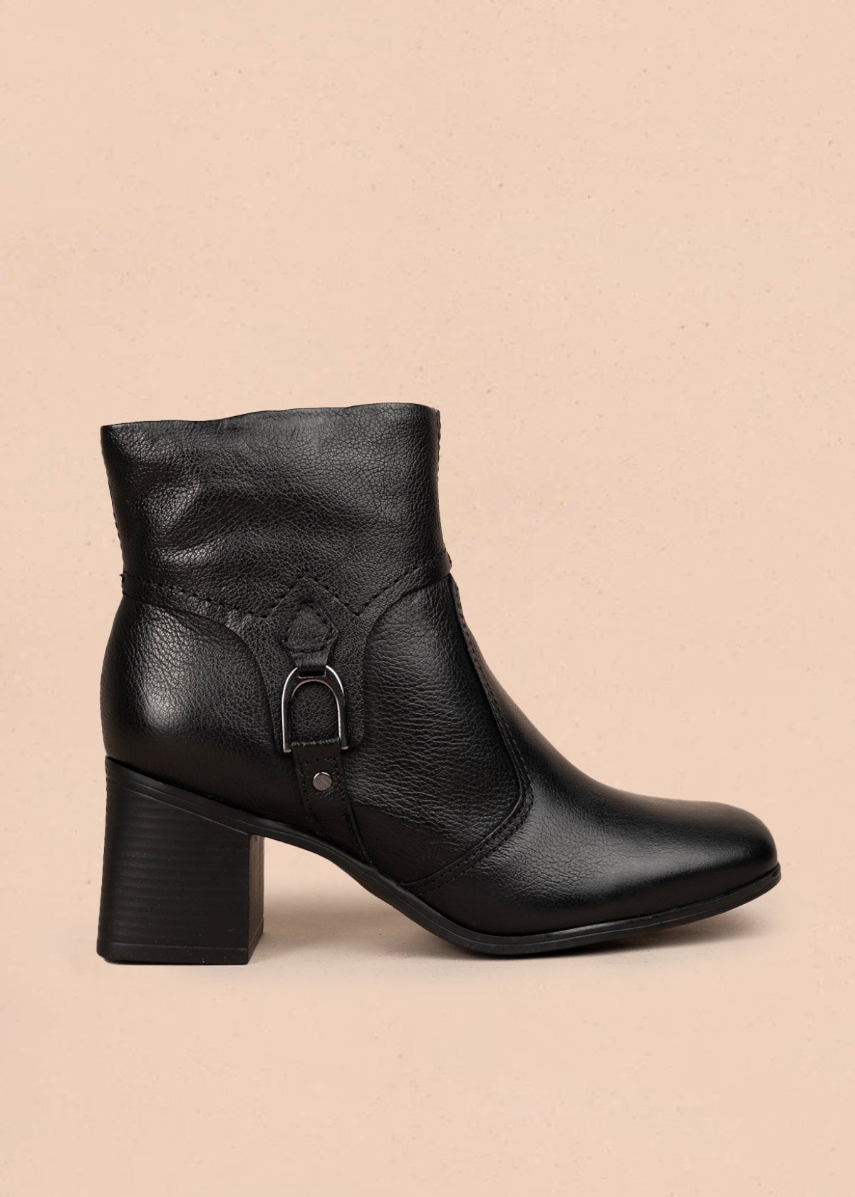 Bota en cuero color negro con hebilla decorativa y acabado elegante 105943