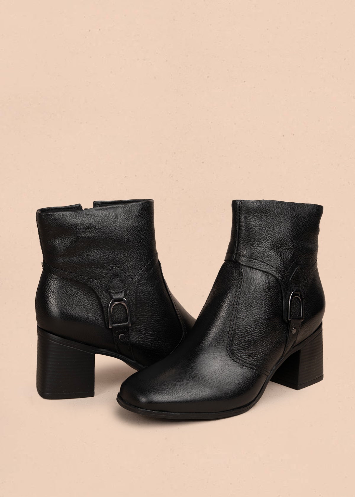 Bota en cuero color negro con hebilla decorativa y acabado elegante 105943