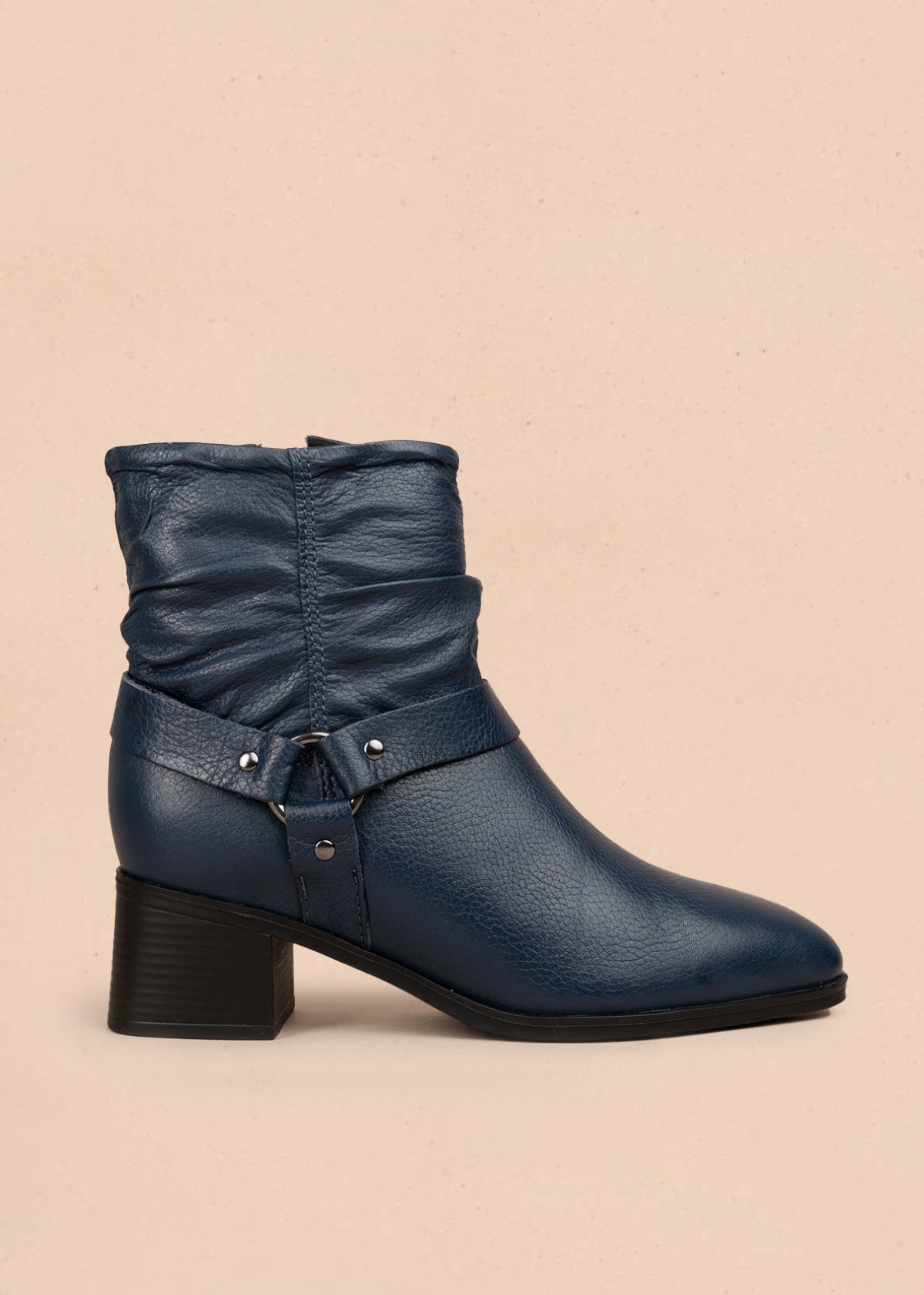 Bota en cuero color azul oscuro con efecto arrugado y detalles en metal 105945