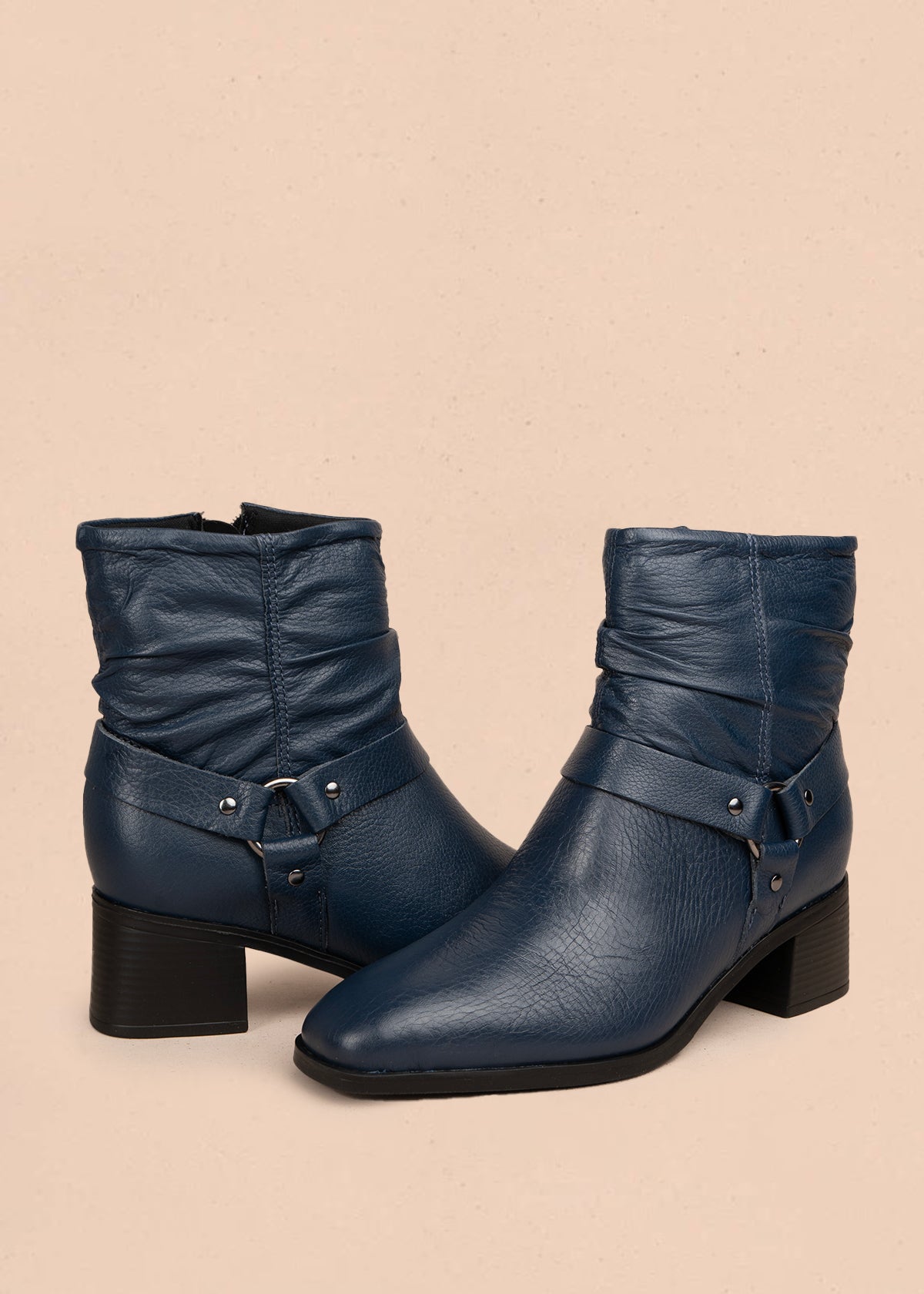 Bota en cuero color azul oscuro con efecto arrugado y detalles en metal 105945