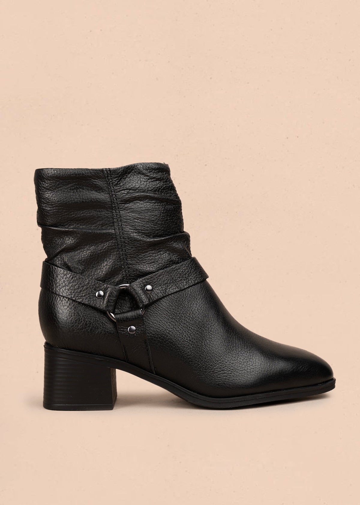 Bota en cuero color negro con efecto arrugado y detalles en metal 105945