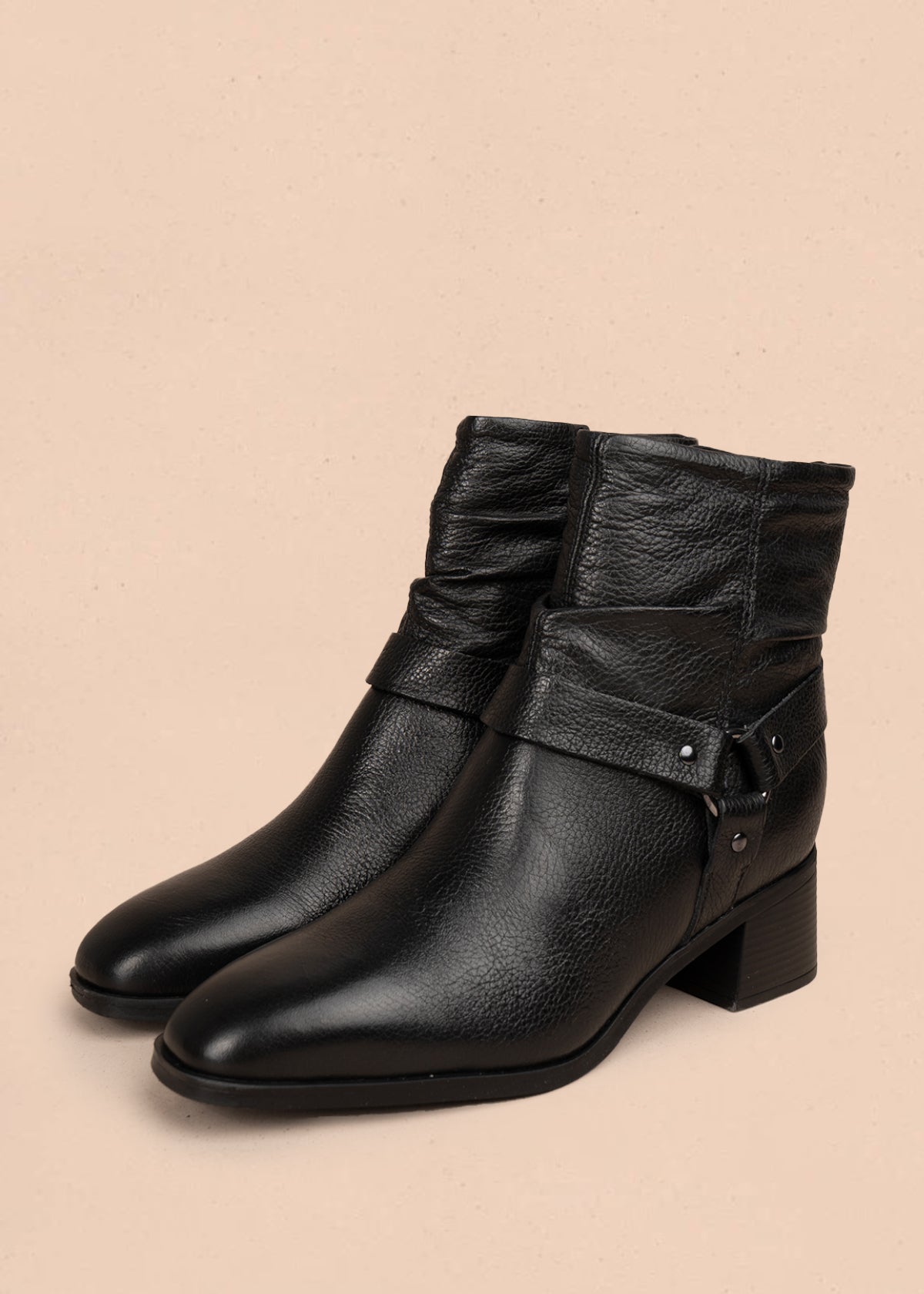 Bota en cuero color negro con efecto arrugado y detalles en metal 105945