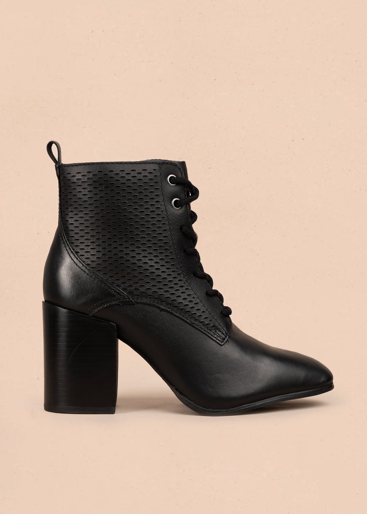 Bota en cuero color negro con tacón alto y diseño troquelado 105946