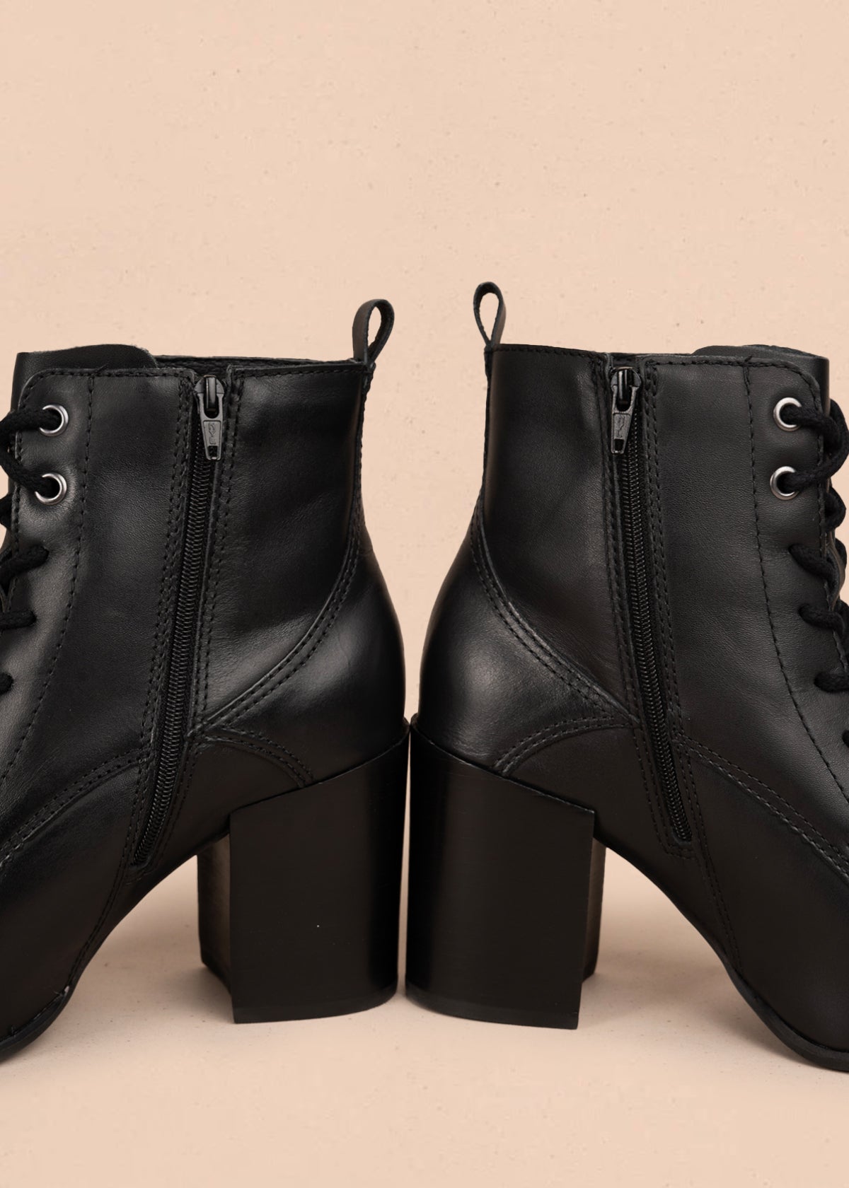Bota en cuero color negro con tacón alto y diseño troquelado 105946