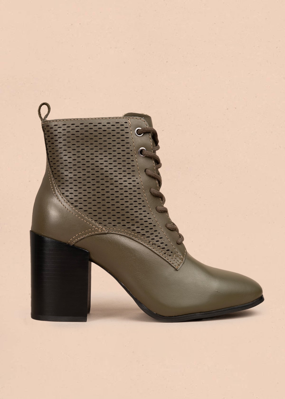 Bota en cuero color verde con tacón alto y diseño troquelado 105946