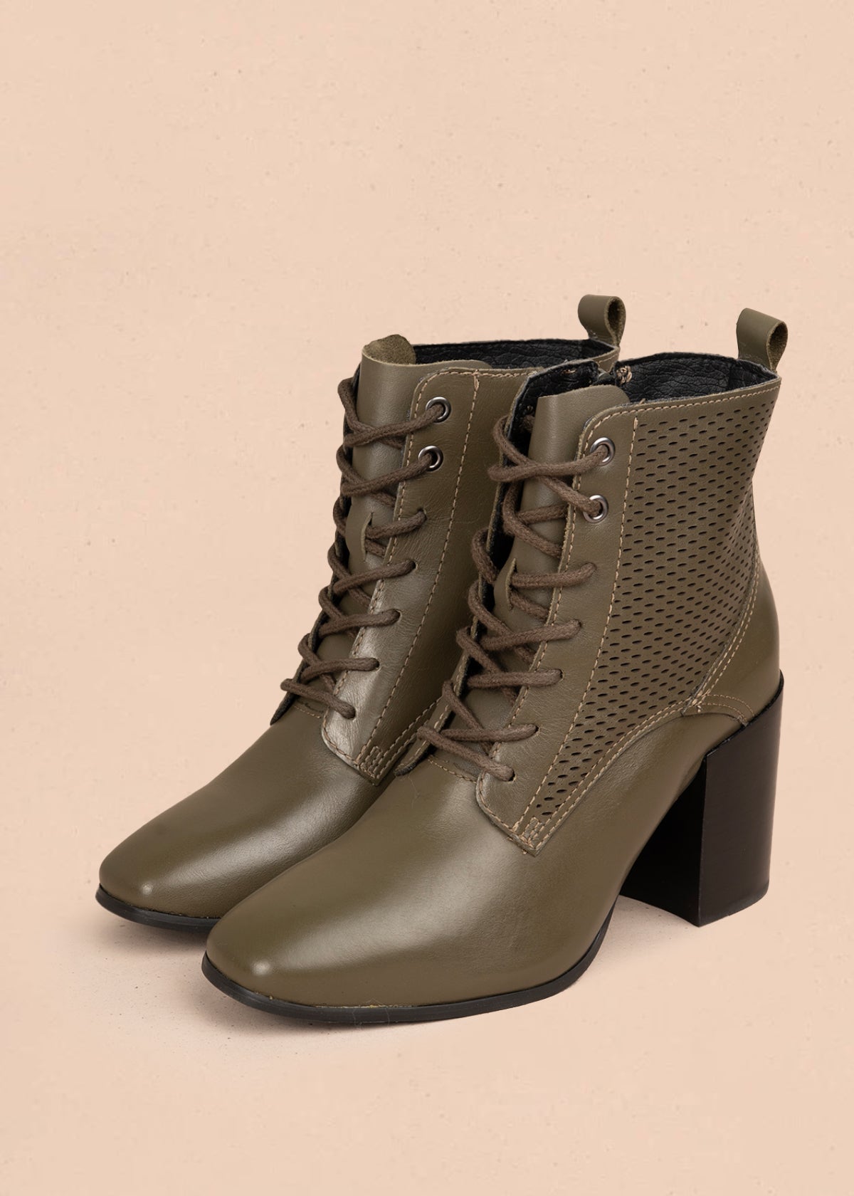 Bota en cuero color verde con tacón alto y diseño troquelado 105946