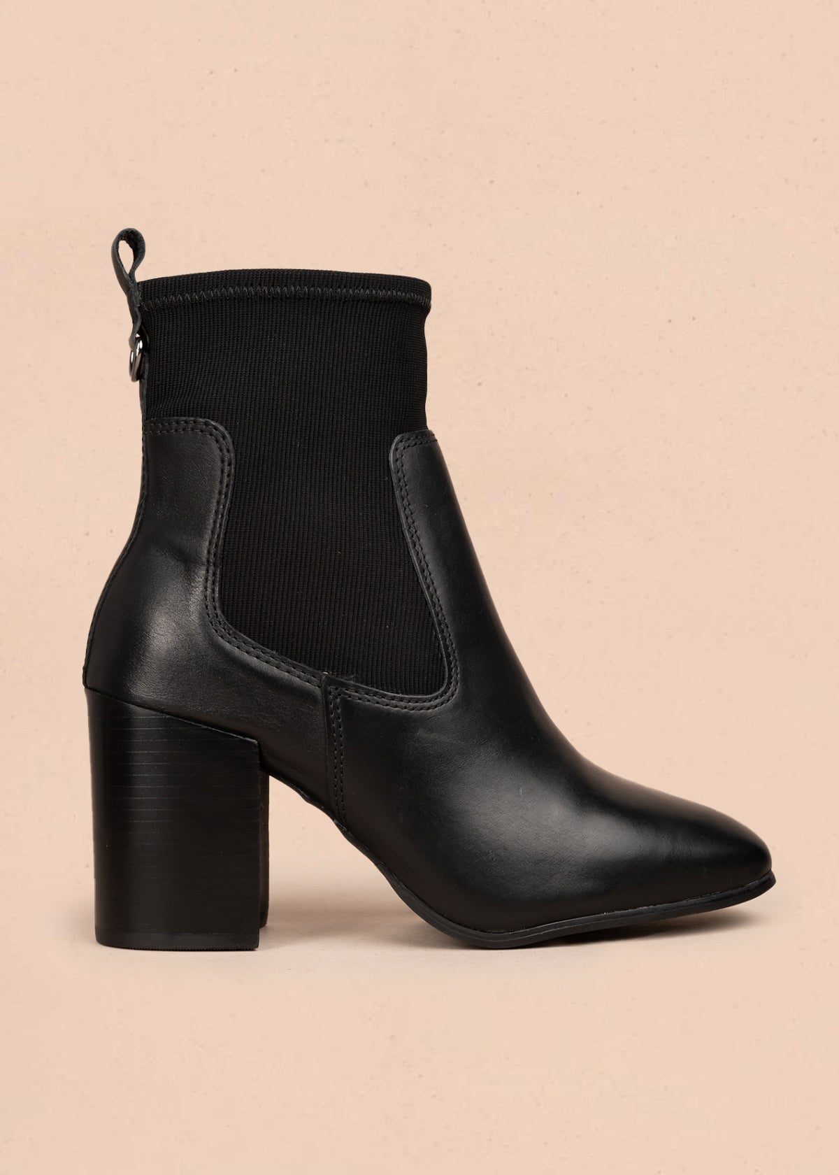 Bota en cuero color negro con diseño tipo calcetín y tacón alto 105947