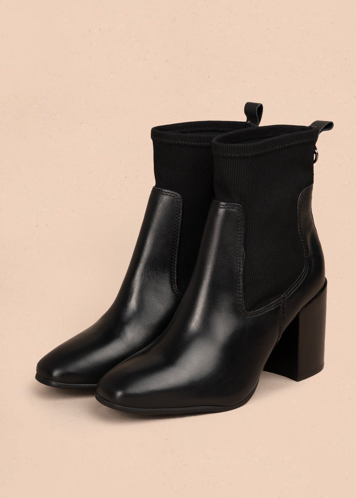 Bota en cuero color negro con diseño tipo calcetín y tacón alto 105947