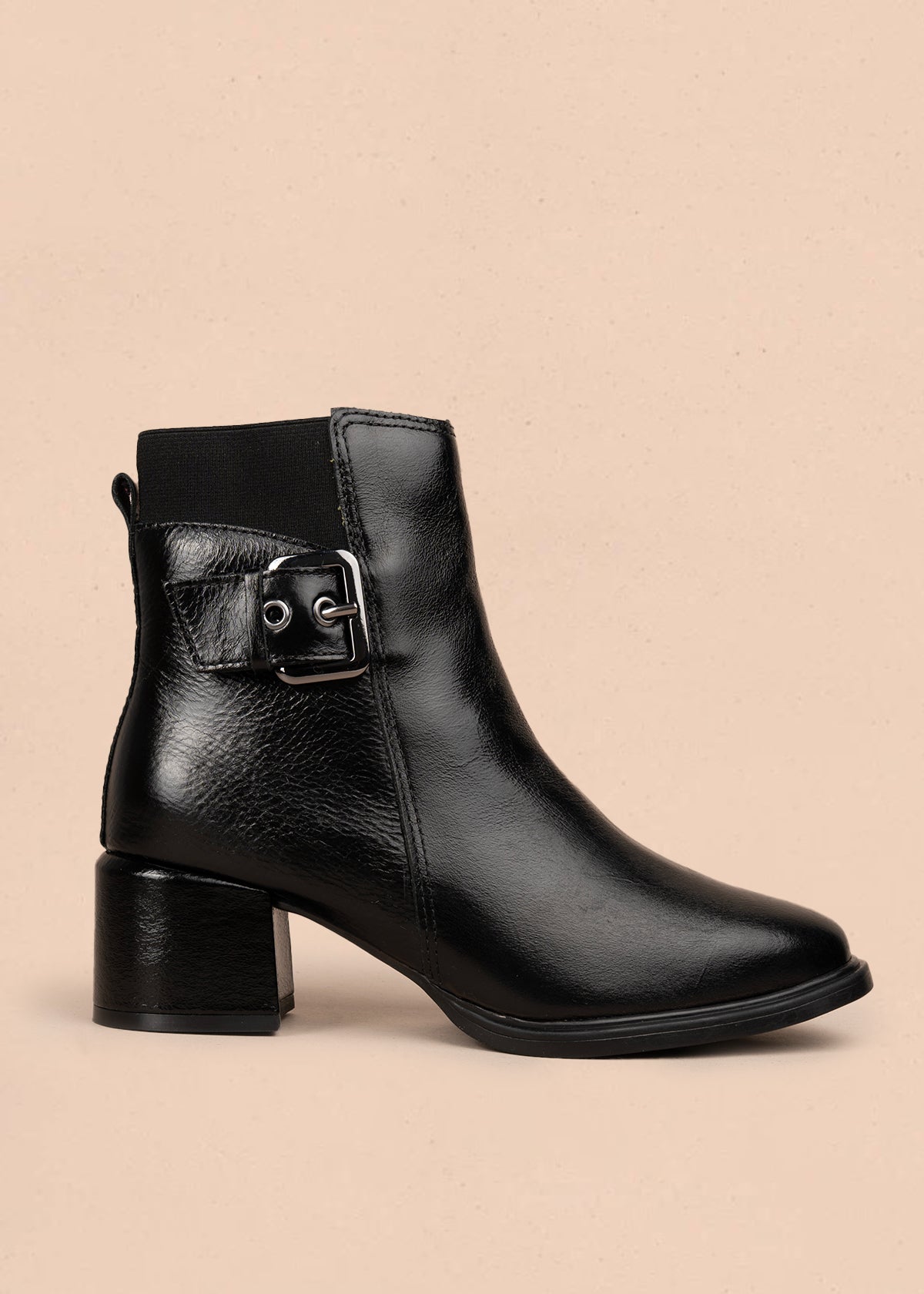 Bota en cuero color negro con acabado brillante y hebilla decorativa 105948