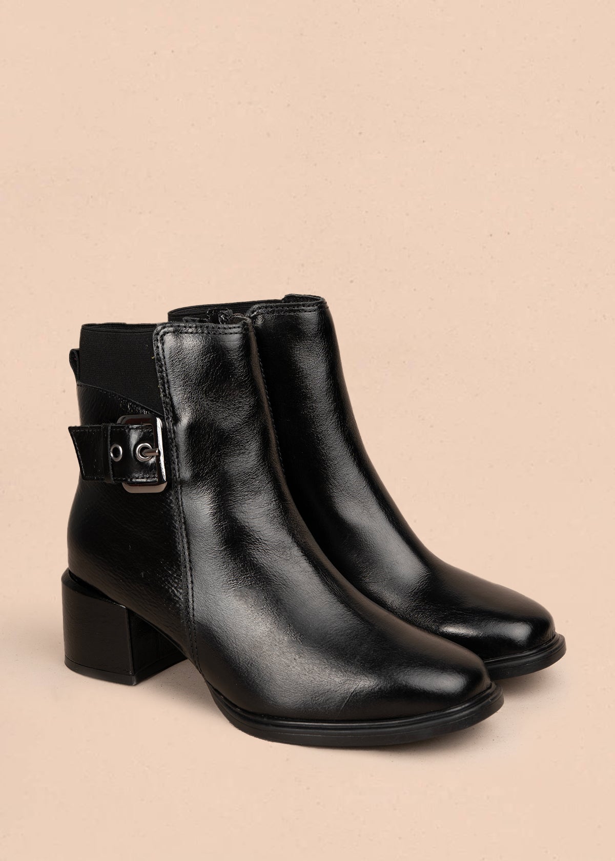 Bota en cuero color negro con acabado brillante y hebilla decorativa 105948