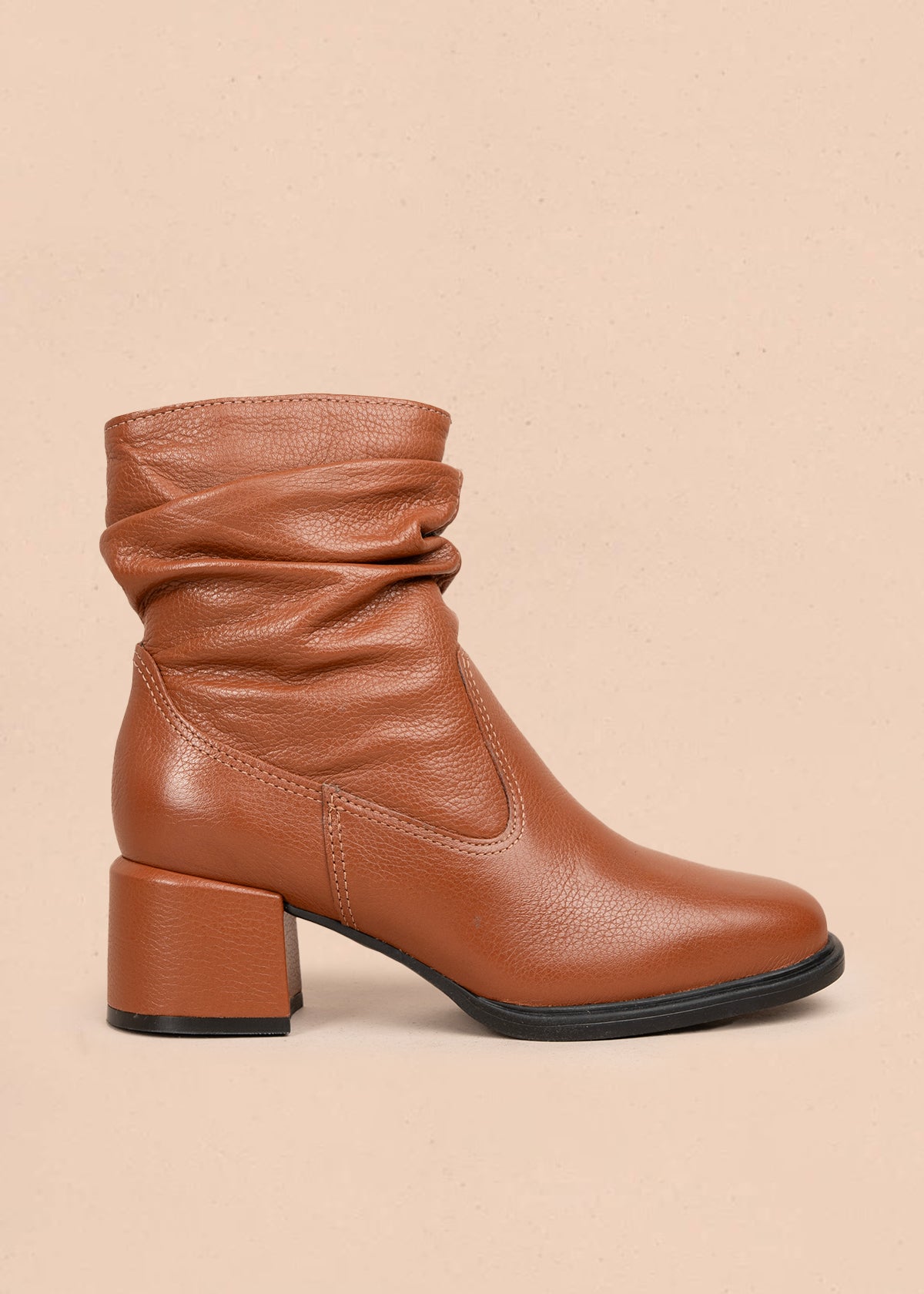 Bota en cuero color miel con estilo arrugado en la parte superior y acabado liso 105949