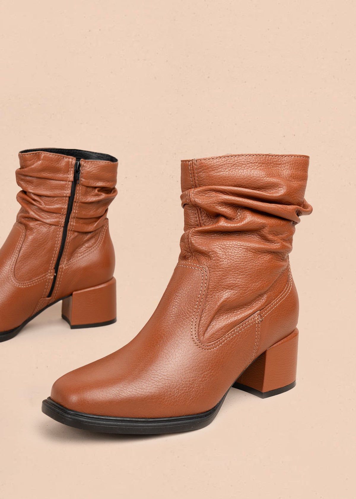 Bota en cuero color miel con estilo arrugado en la parte superior y acabado liso 105949