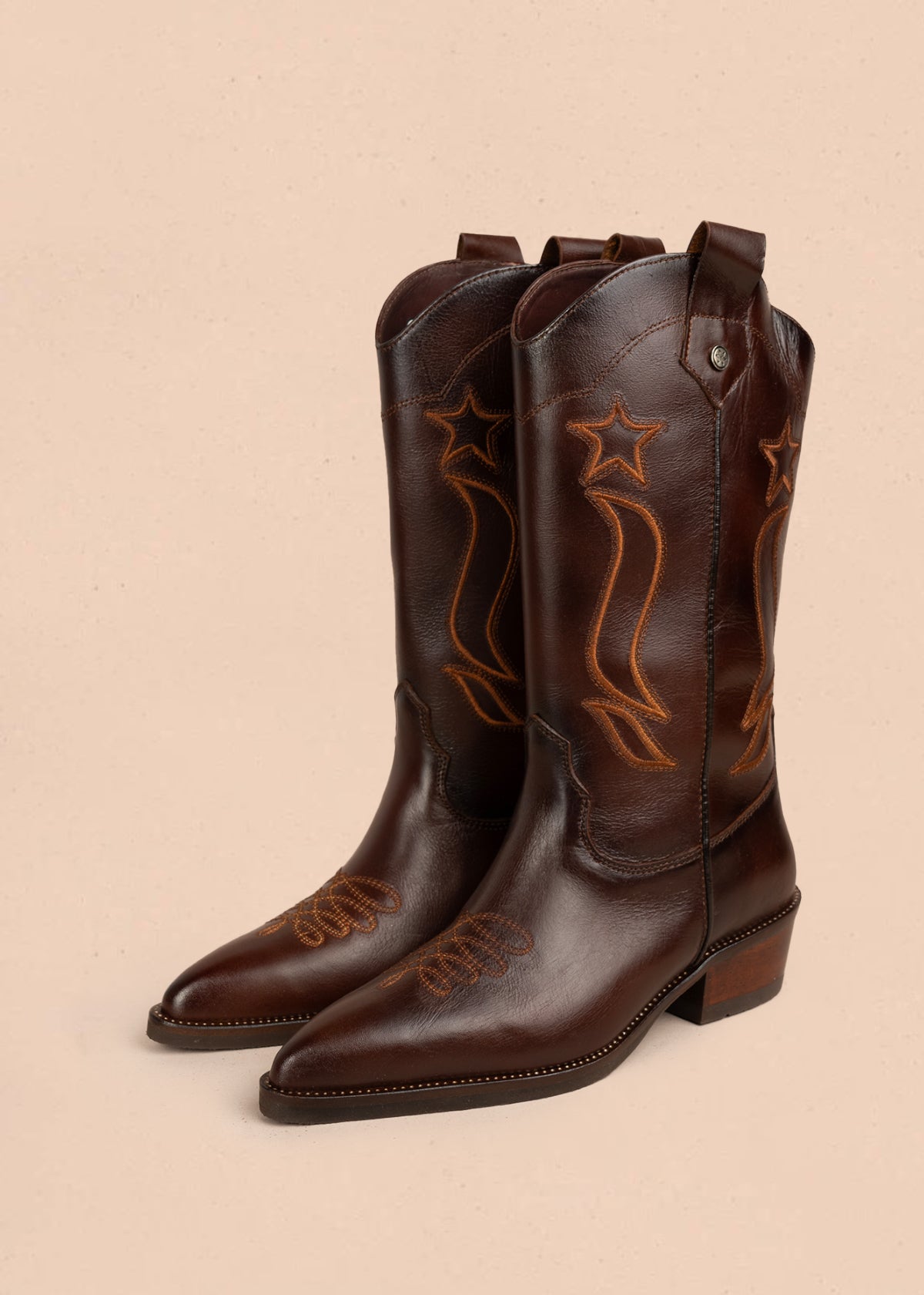 Bota texana en cuero color café con bordado de estrellas y líneas curvas 105950