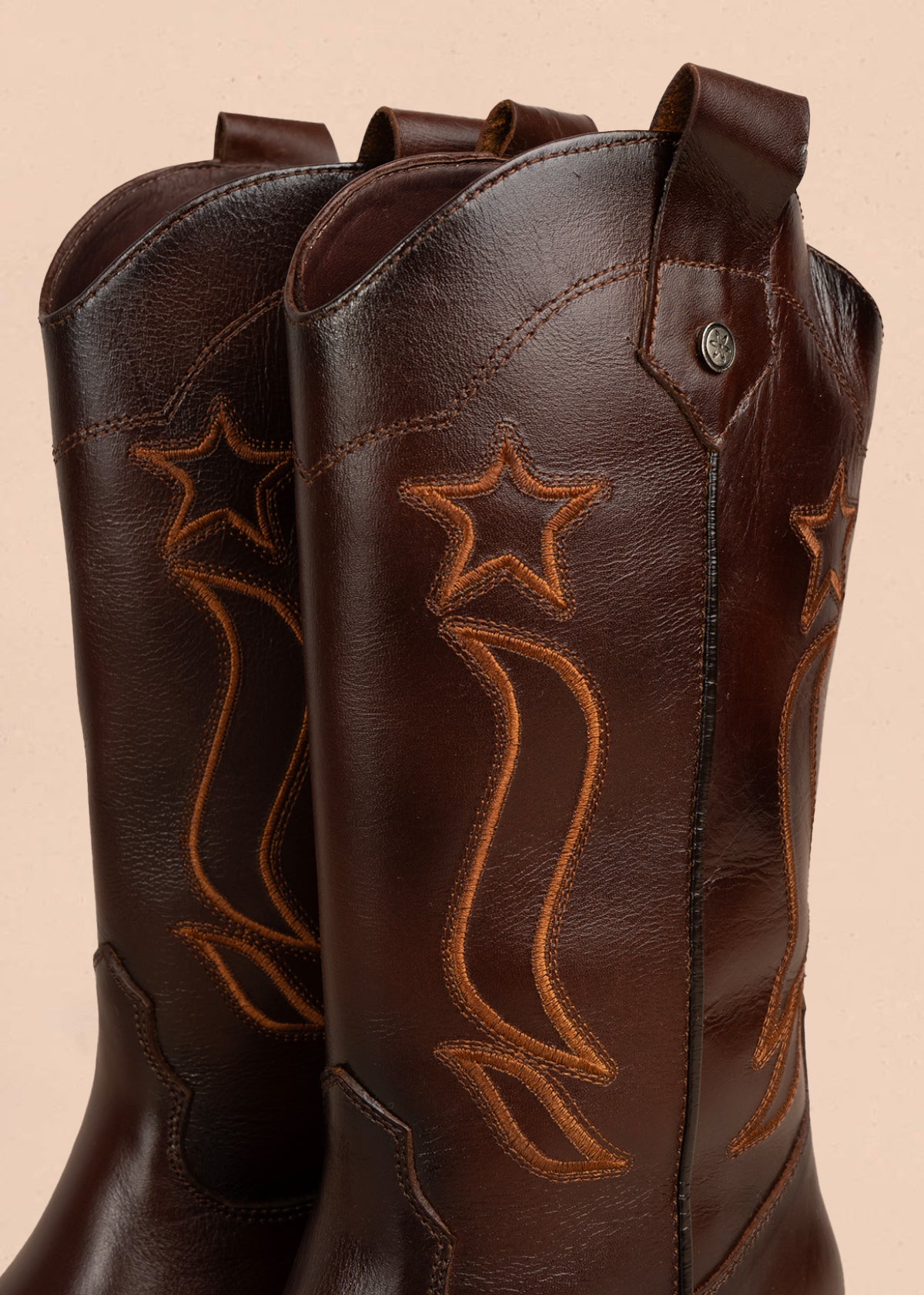 Bota texana en cuero color café con bordado de estrellas y líneas curvas 105950