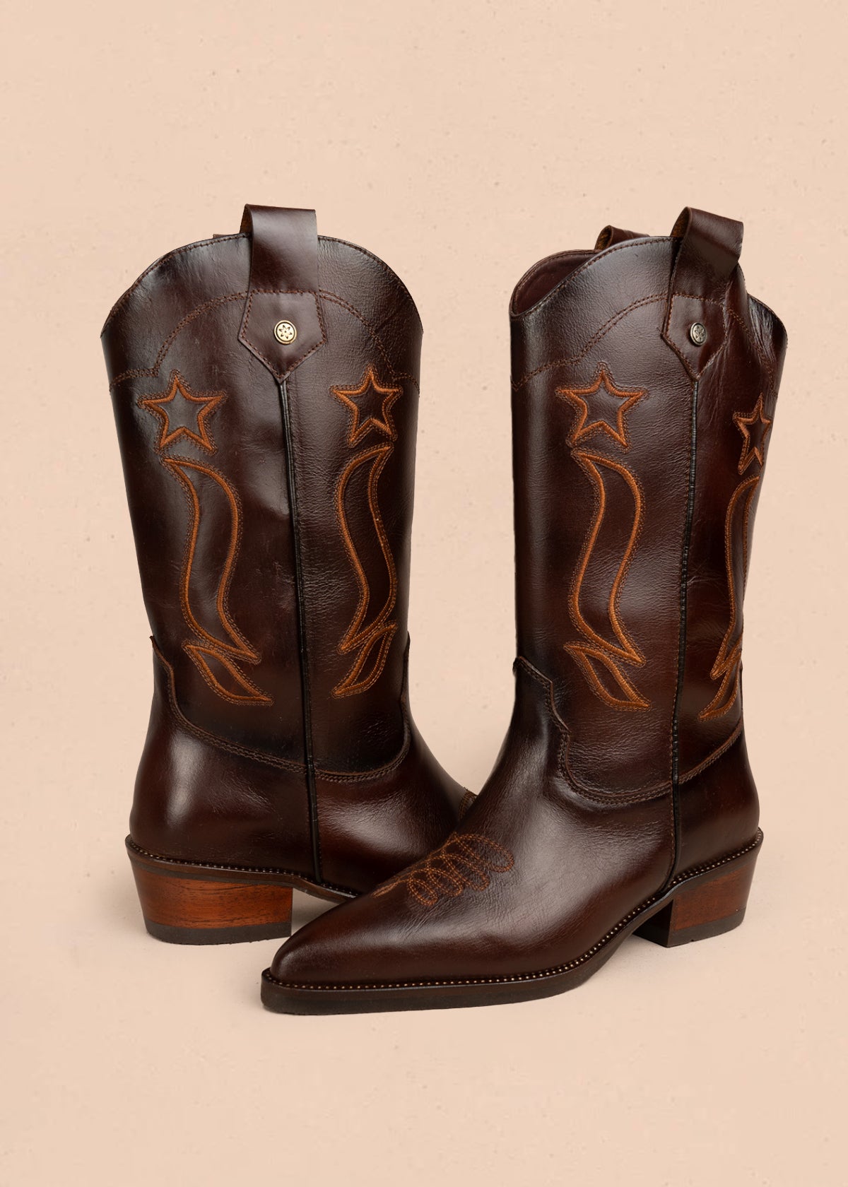 Bota texana en cuero color café con bordado de estrellas y líneas curvas 105950
