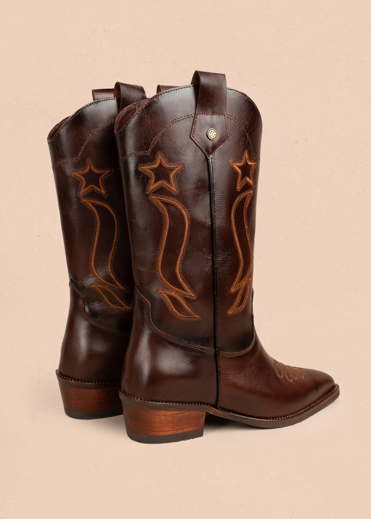 Bota texana en cuero color café con bordado de estrellas y líneas curvas 105950