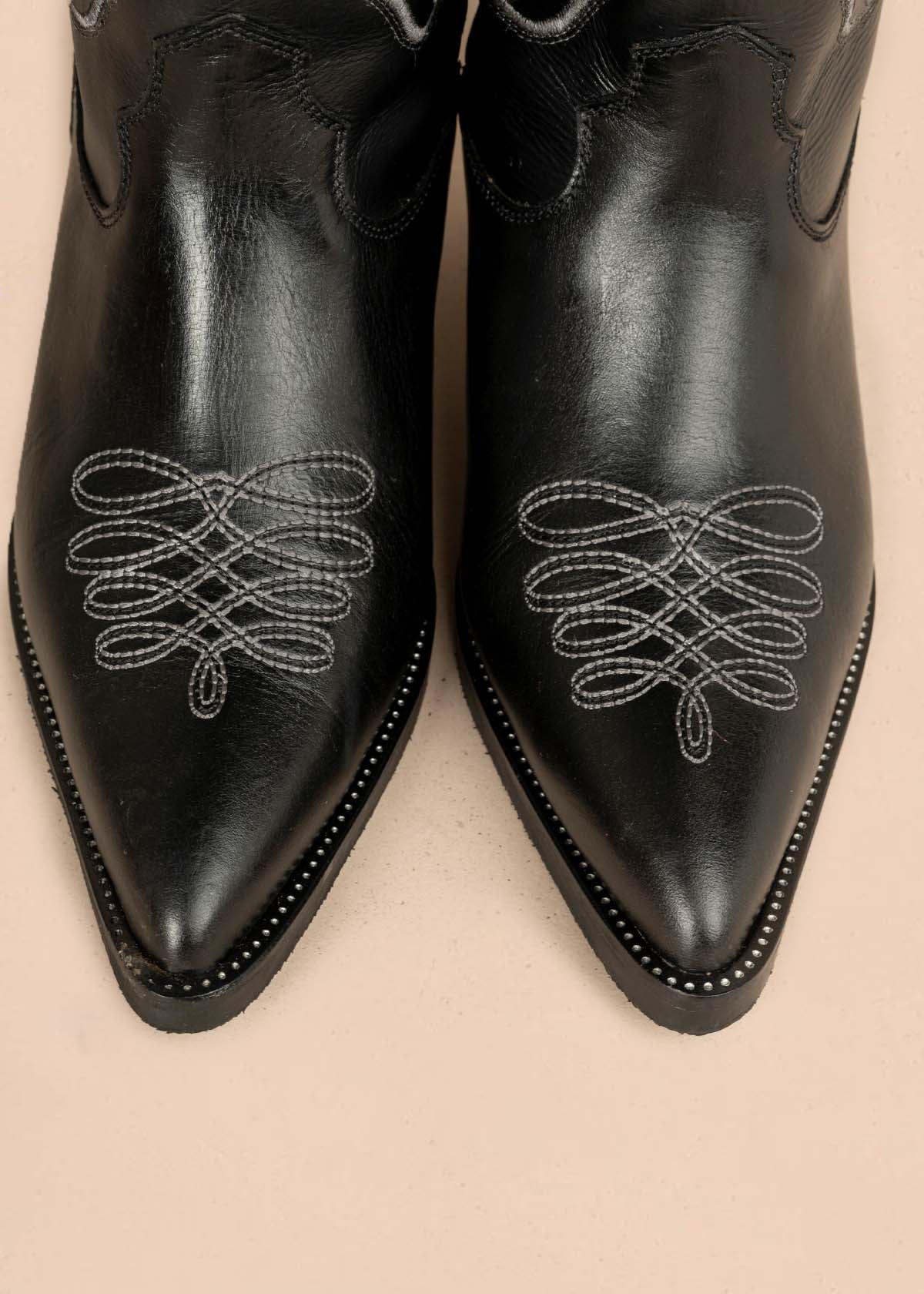 Bota texana en cuero color negro con bordado de estrellas y líneas curvas 105950