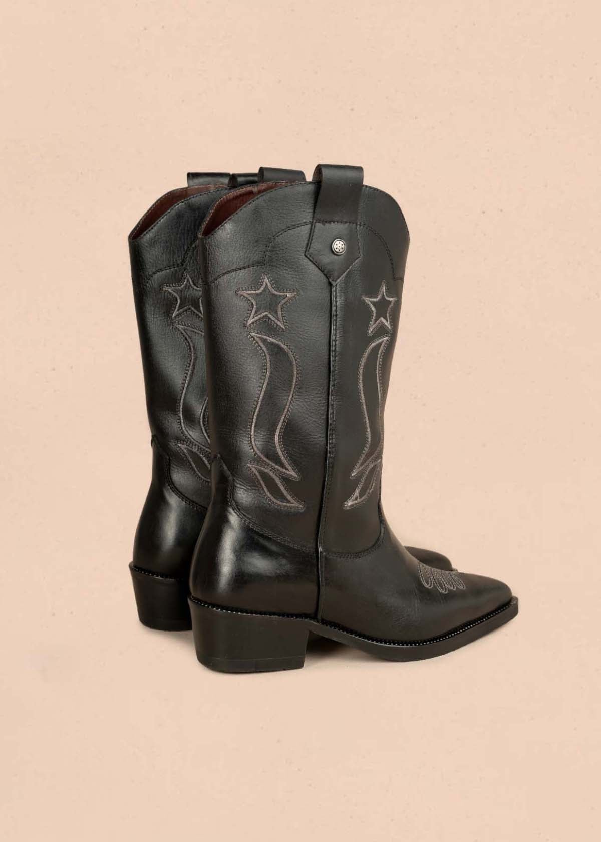 Bota texana en cuero color negro con bordado de estrellas y líneas curvas 105950