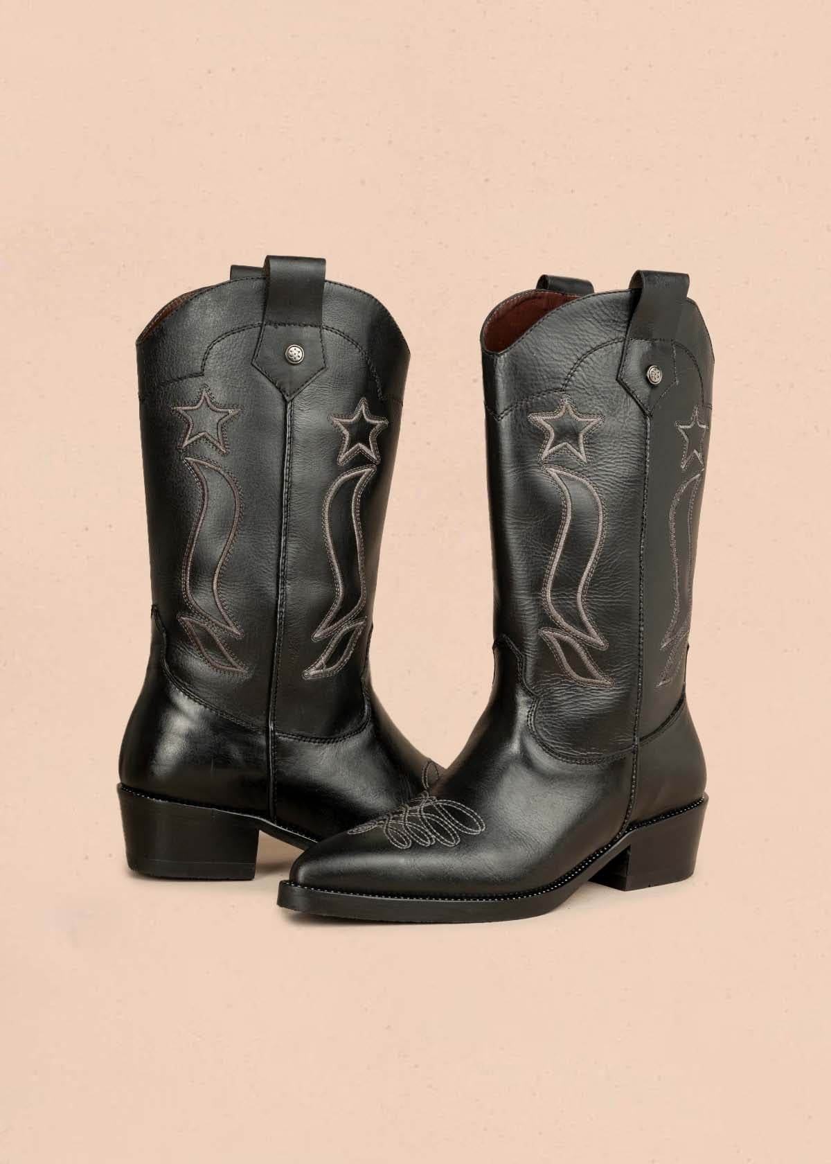 Bota texana en cuero color negro con bordado de estrellas y líneas curvas 105950