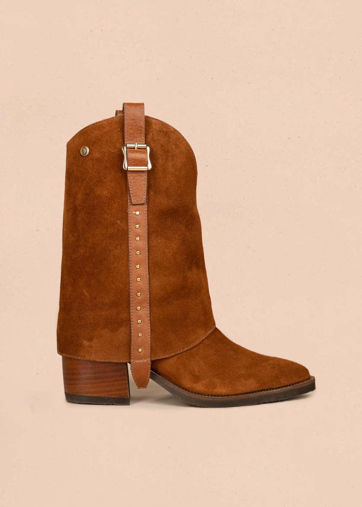 Bota en cuero color miel con hebilla y taches decorativos 105951
