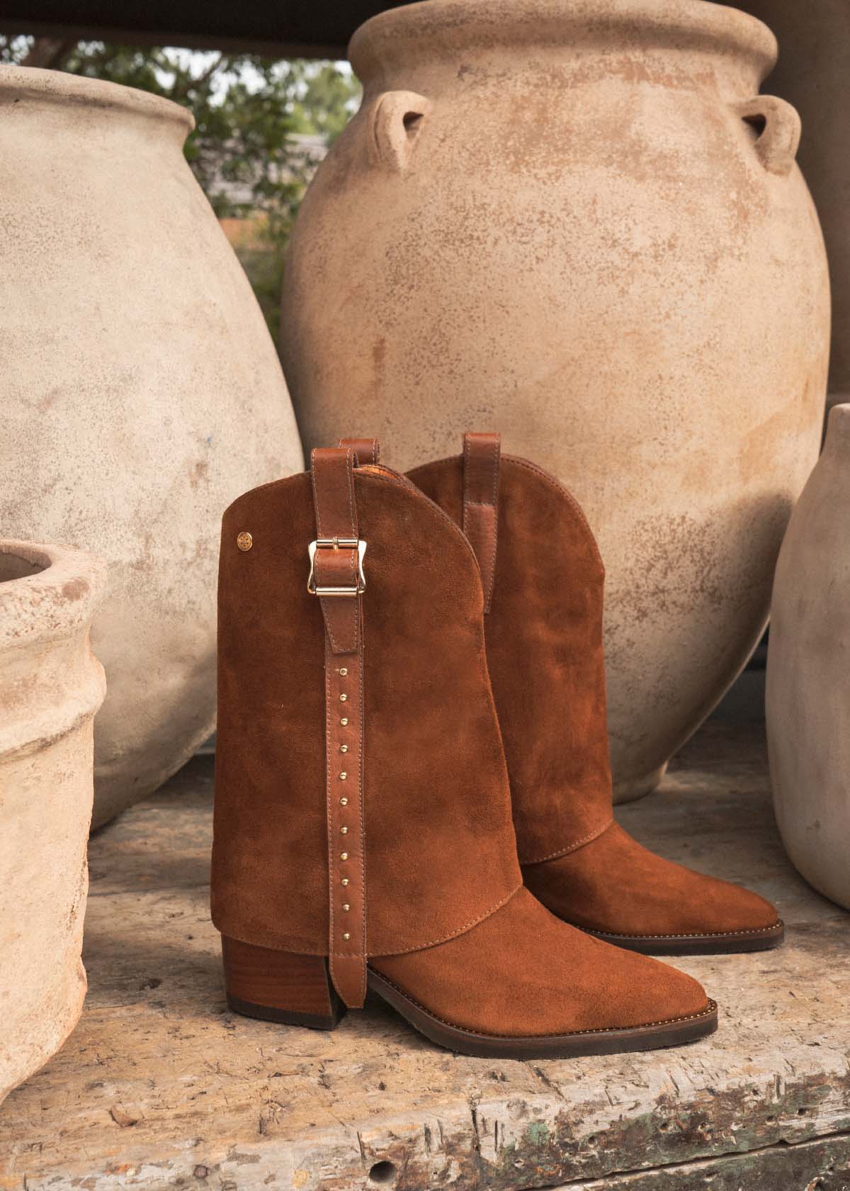 Bota en cuero color miel con hebilla y taches decorativos 105951