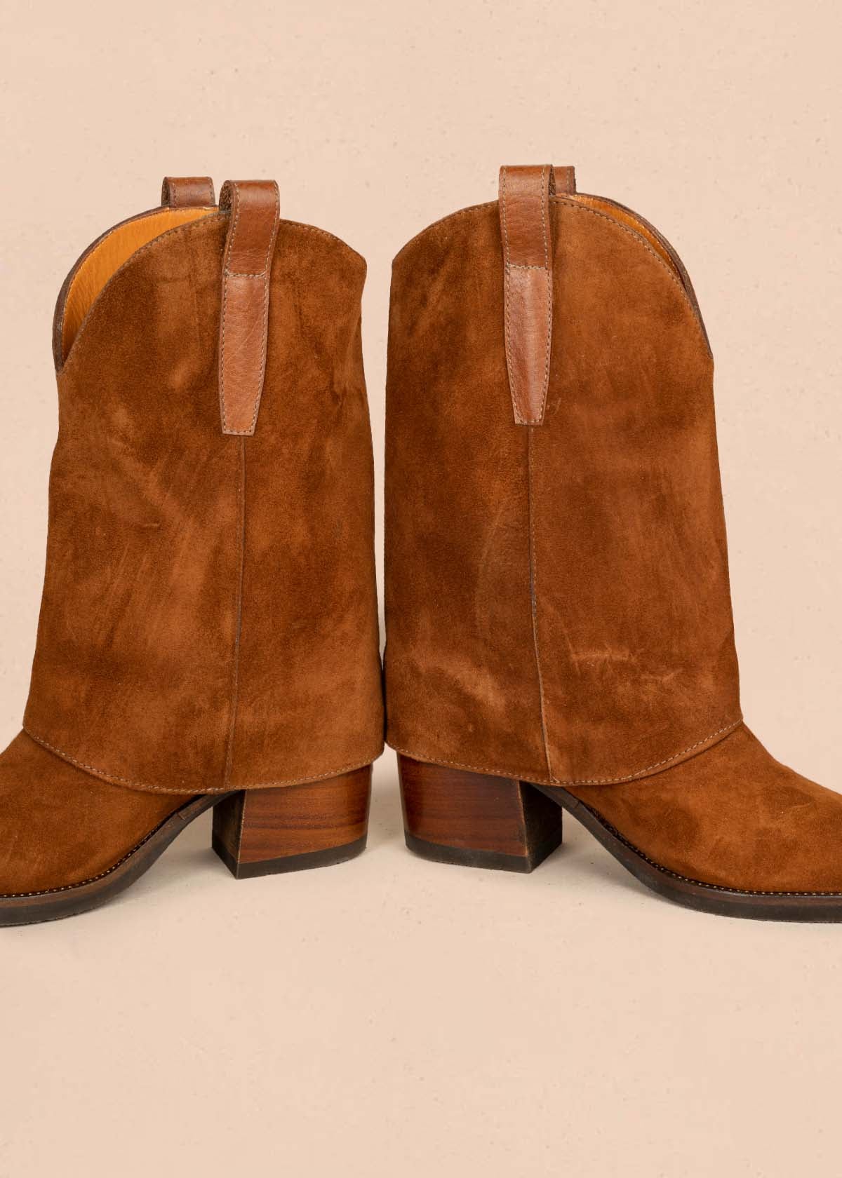 Bota en cuero color miel con hebilla y taches decorativos 105951