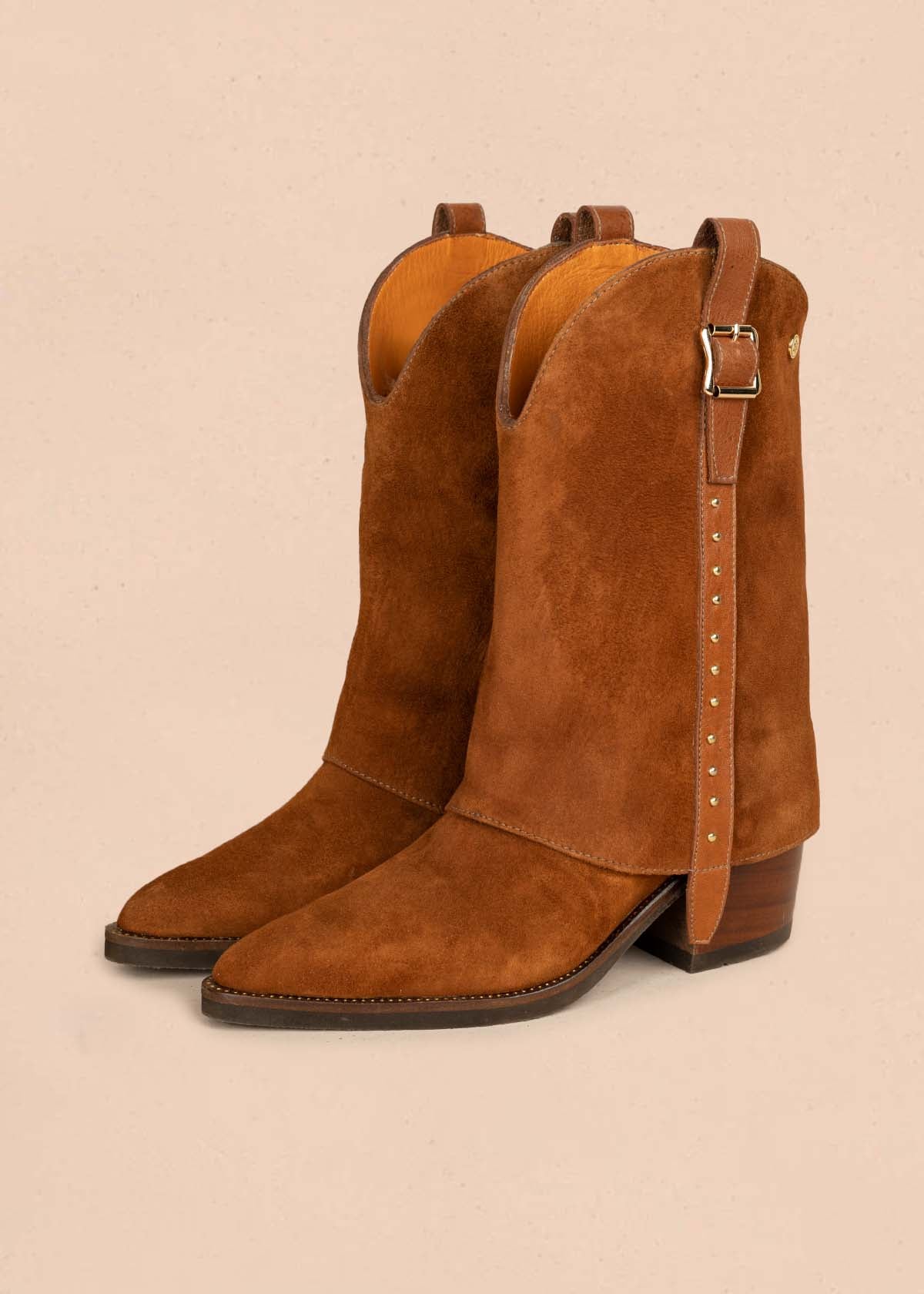 Bota en cuero color miel con hebilla y taches decorativos 105951